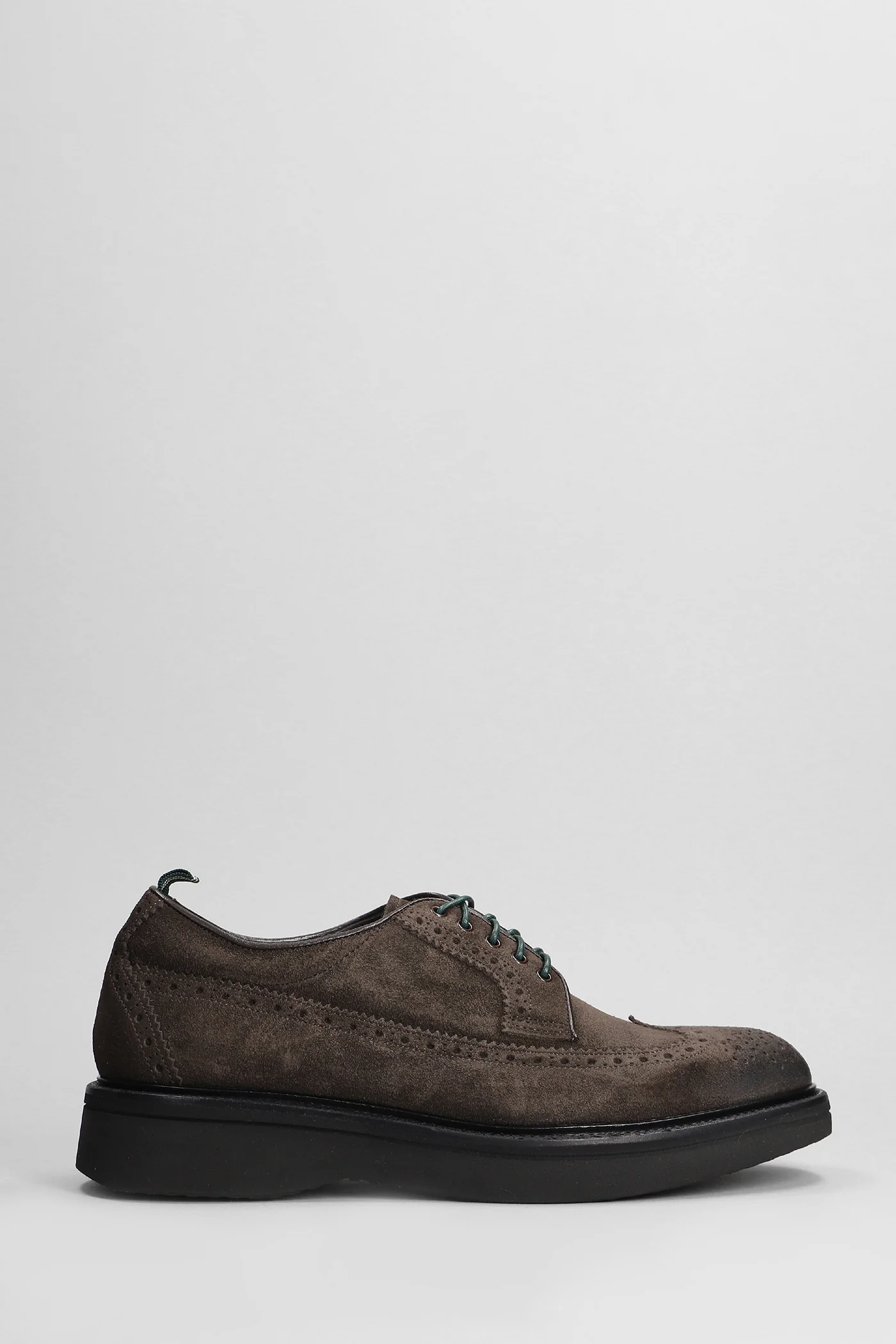 Lace up shoes in brown suede
