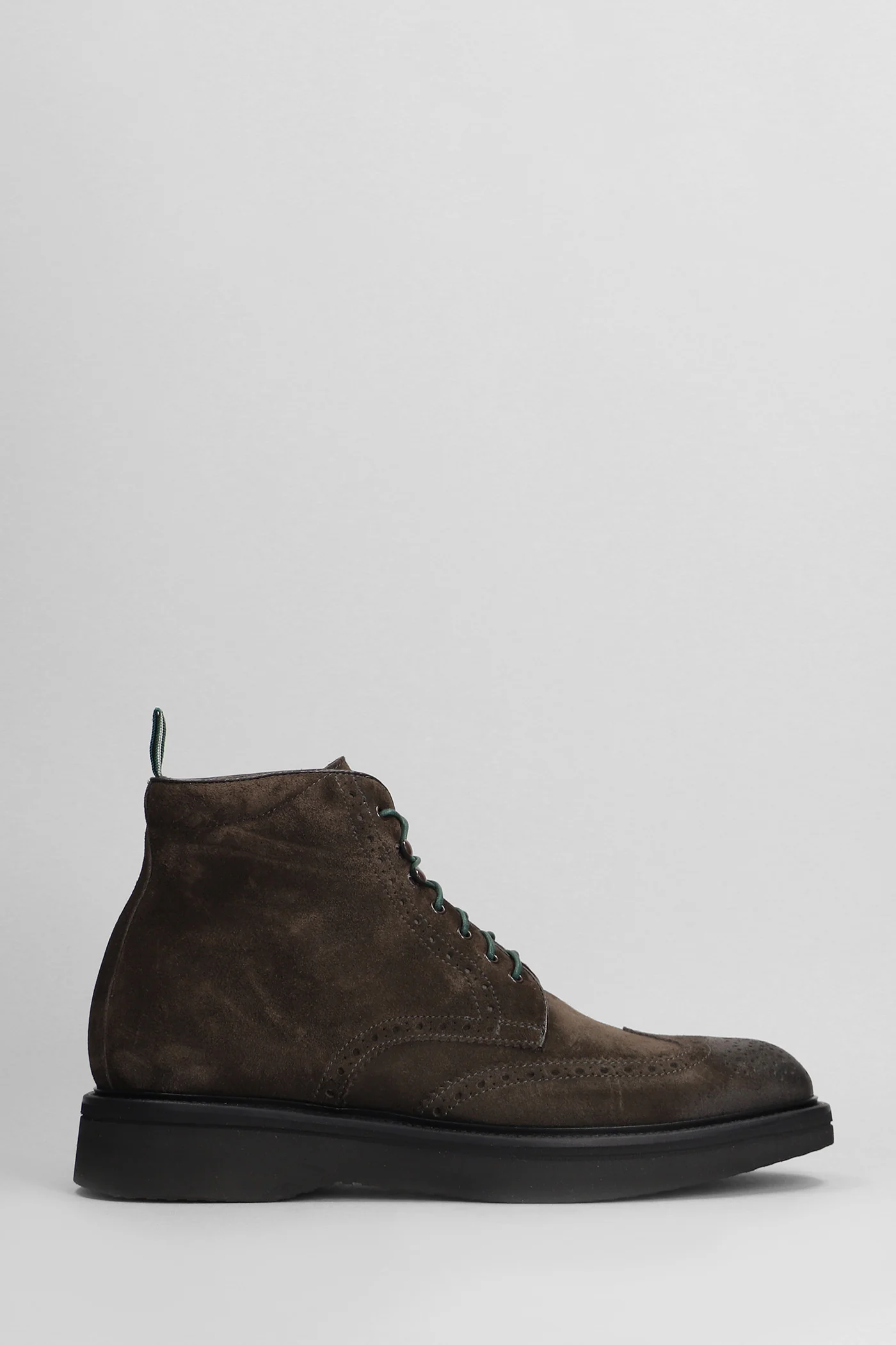 Lace up shoes in brown suede