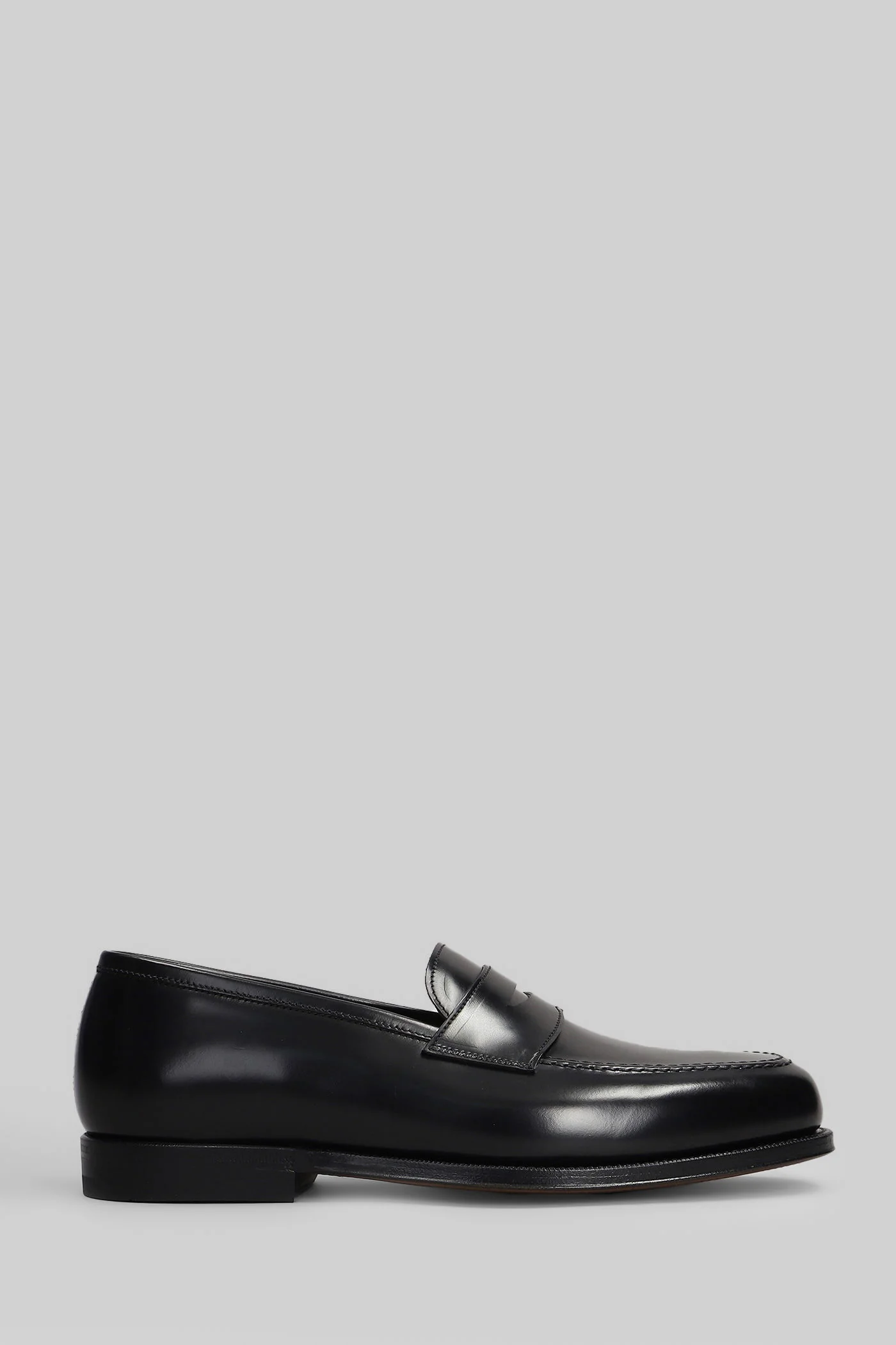 Loafers in black leather