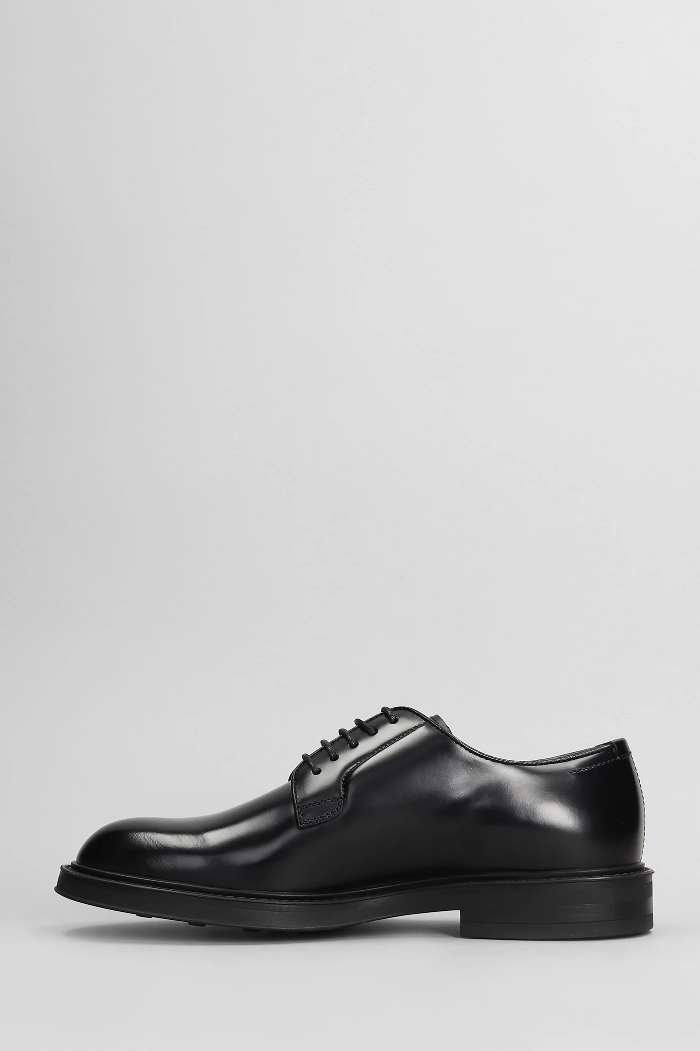 Lace up shoes in black leather - Image 3