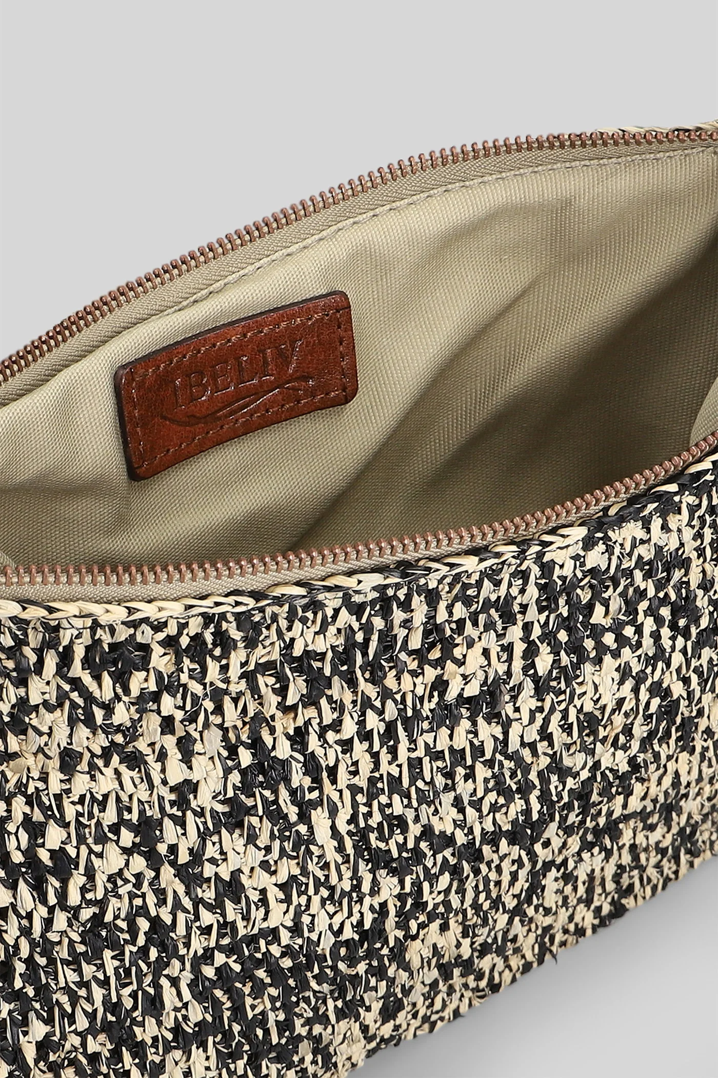 Ampy Clutch in black raffia - Image 4