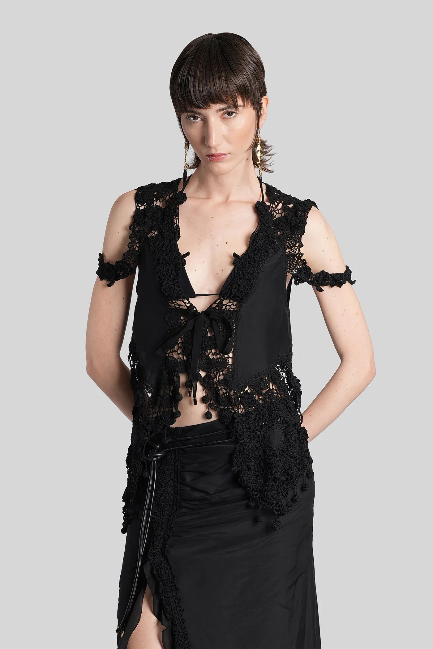 Vana Topwear in black cotton