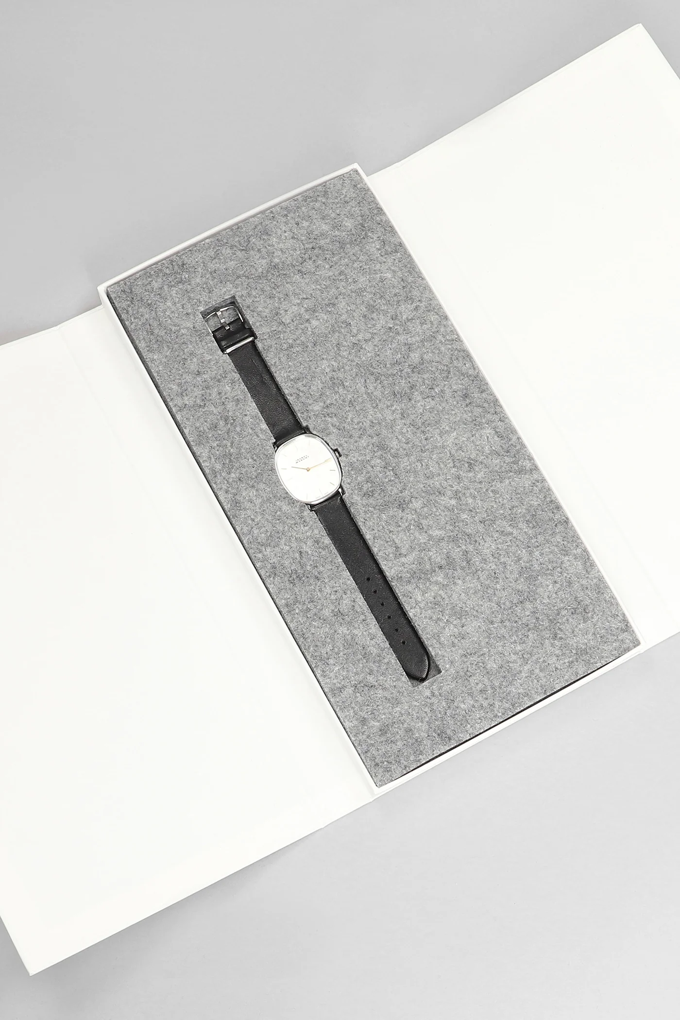 Watche in silver leather - Image 3