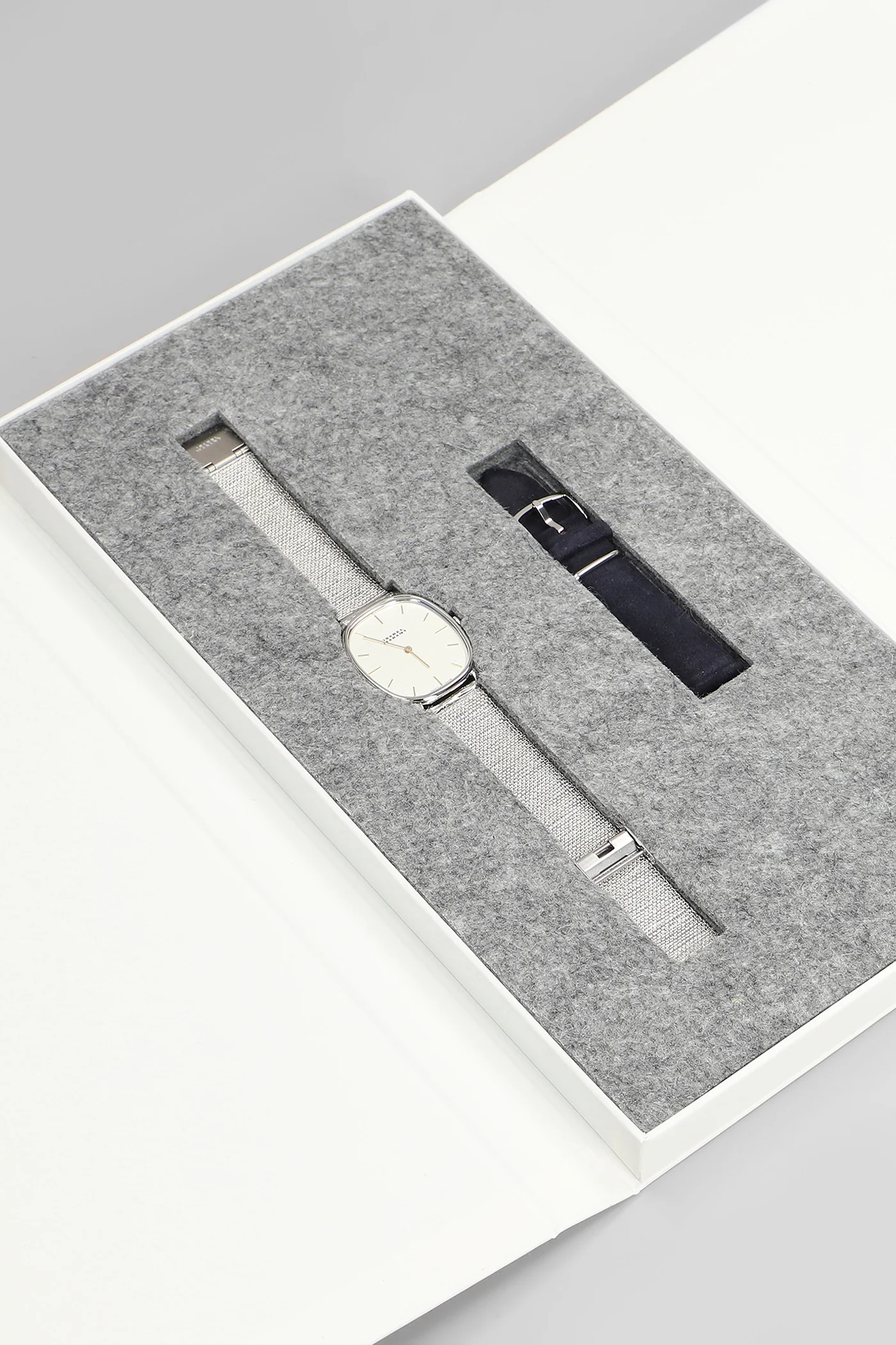 Watche in silver leather - Image 3