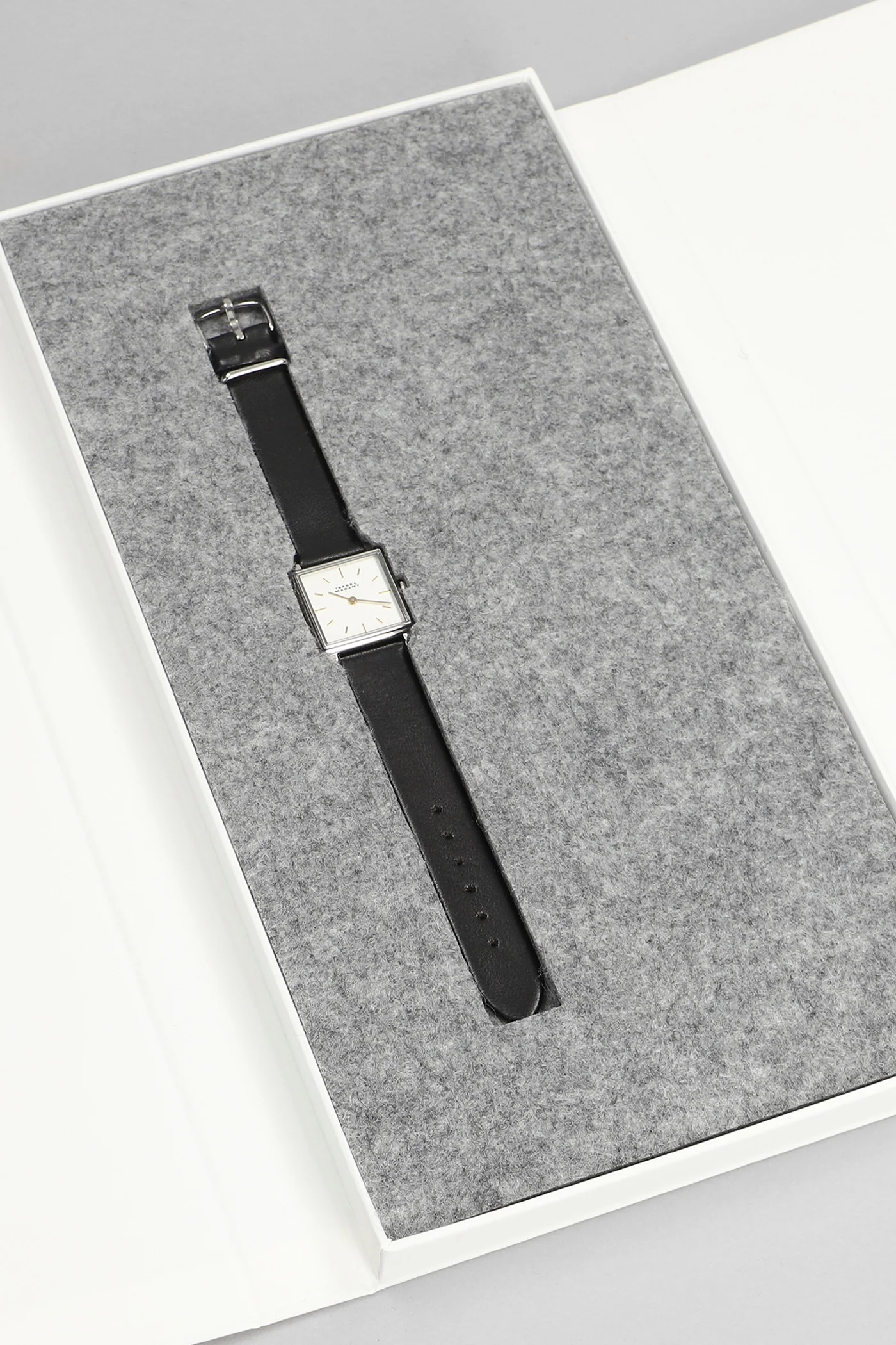 Watche in silver leather - Image 3