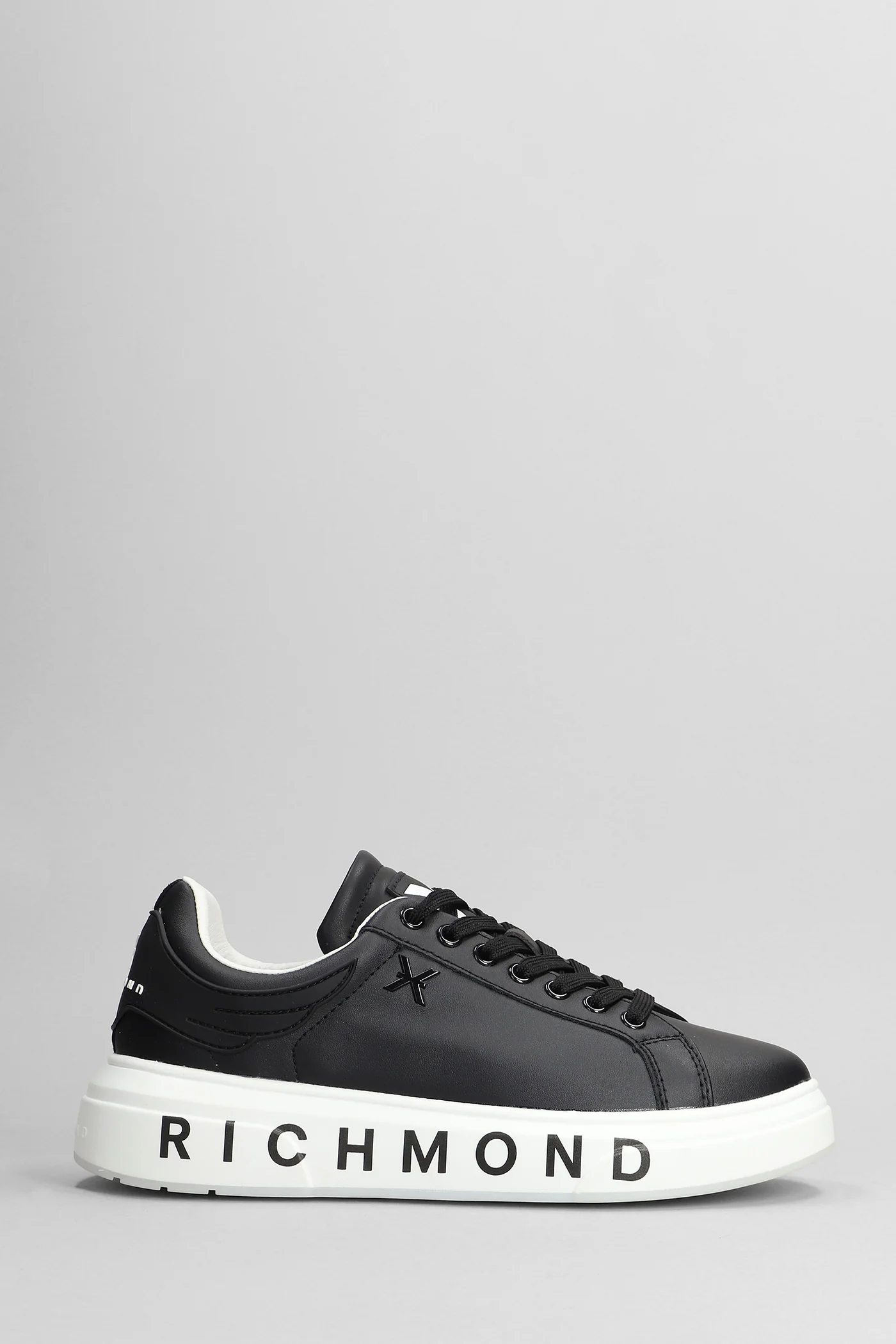 Sneakers in black leather