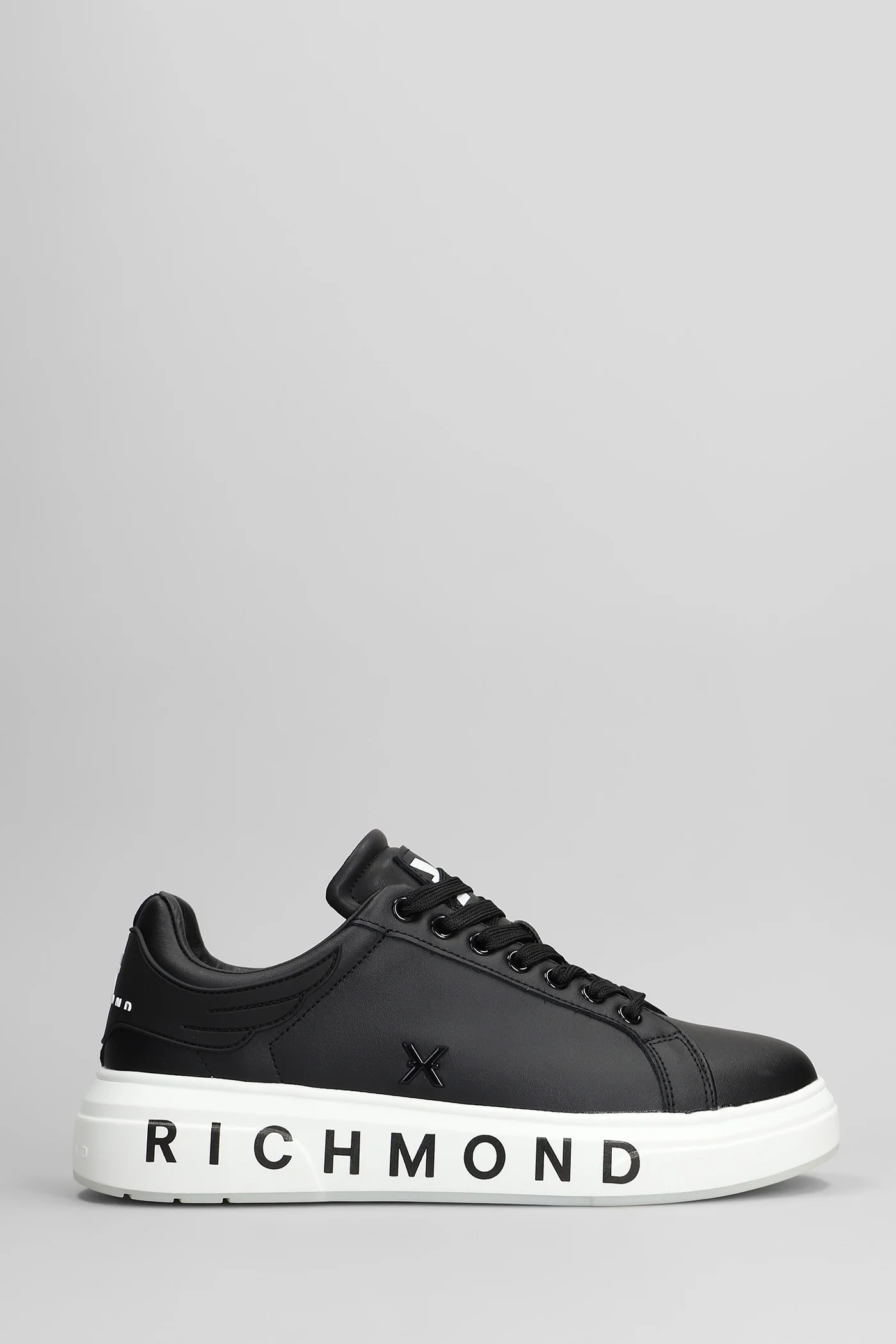 Sneakers in black leather