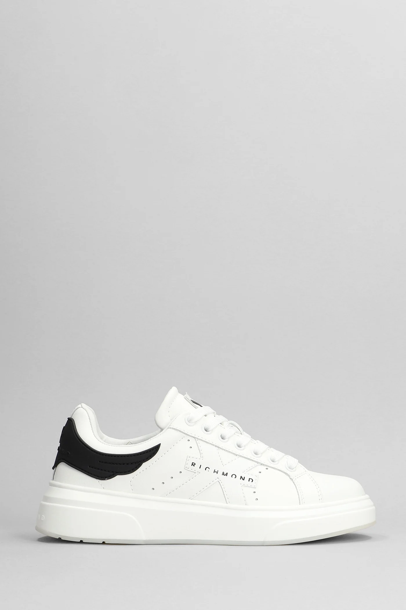 Sneakers in white leather