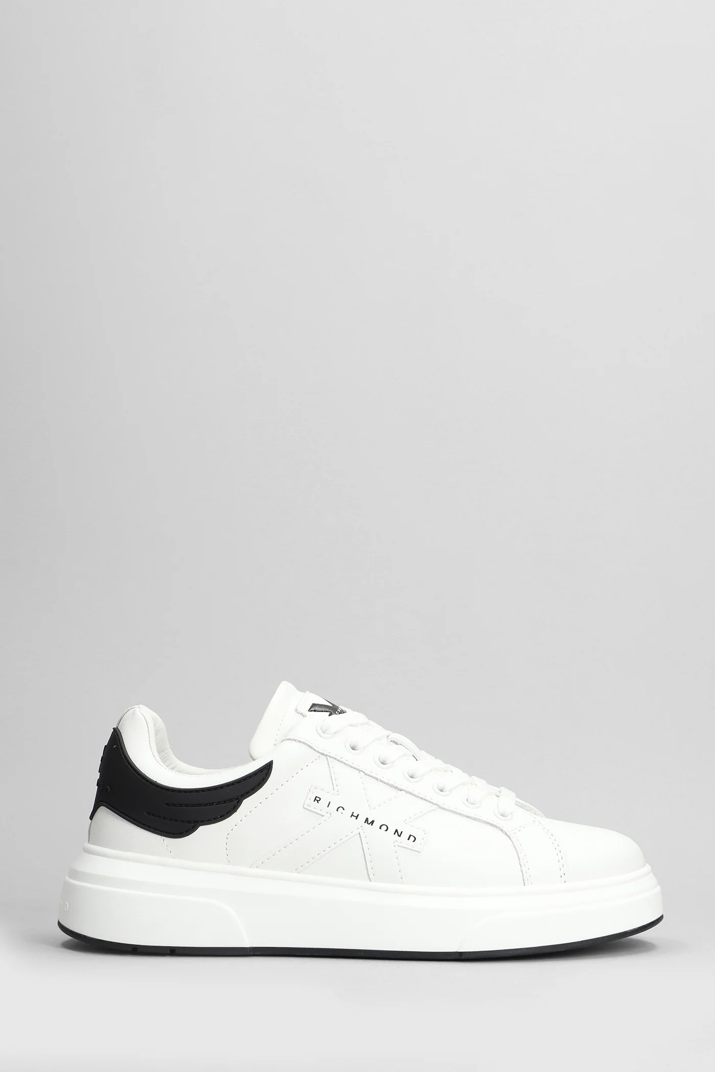 Sneakers in white leather