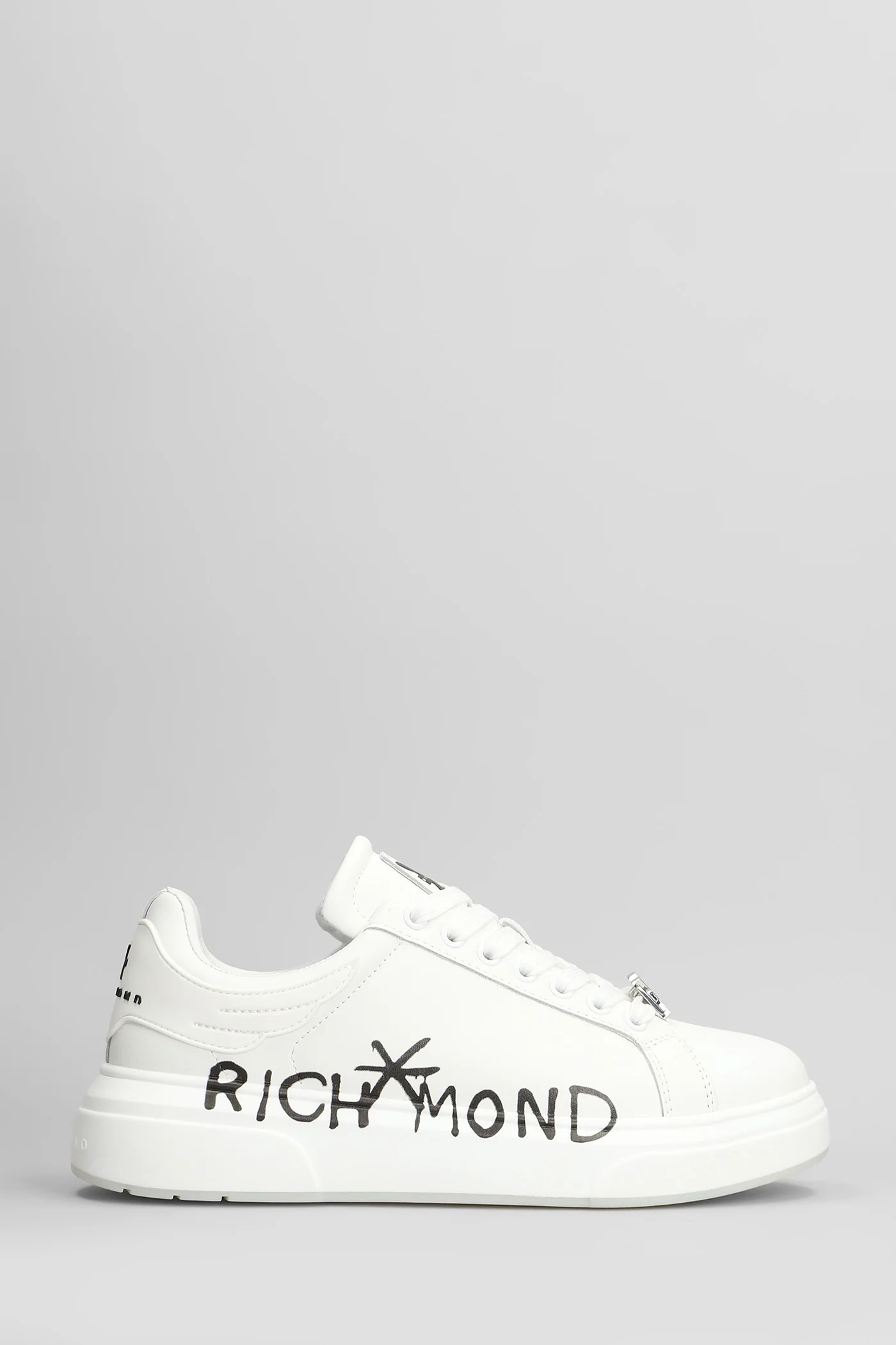Sneakers in white leather