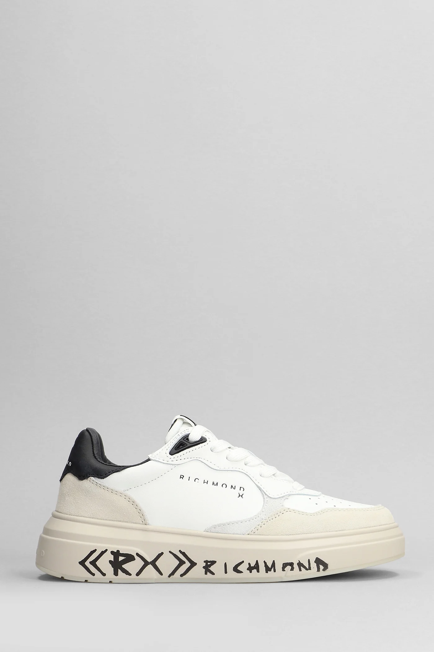 Sneakers in white suede and leather