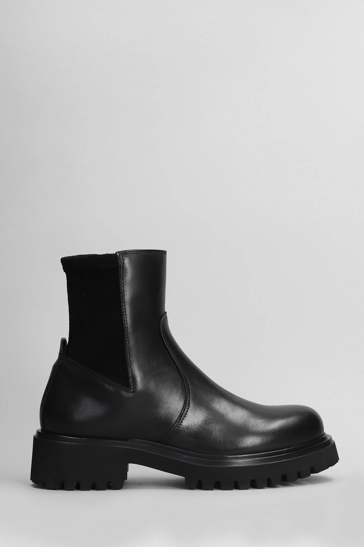 Combat boots in black suede and leather
