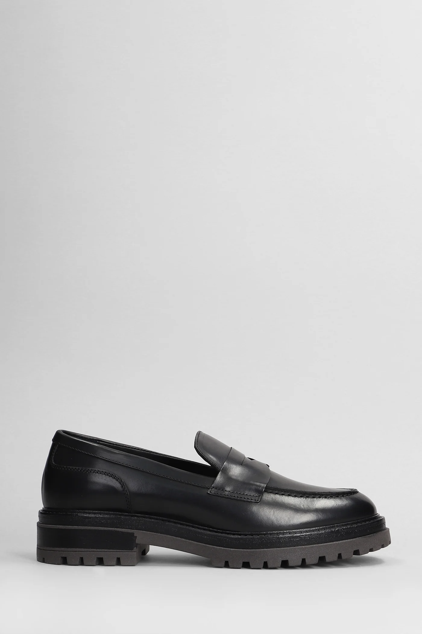 Loafers in black leather