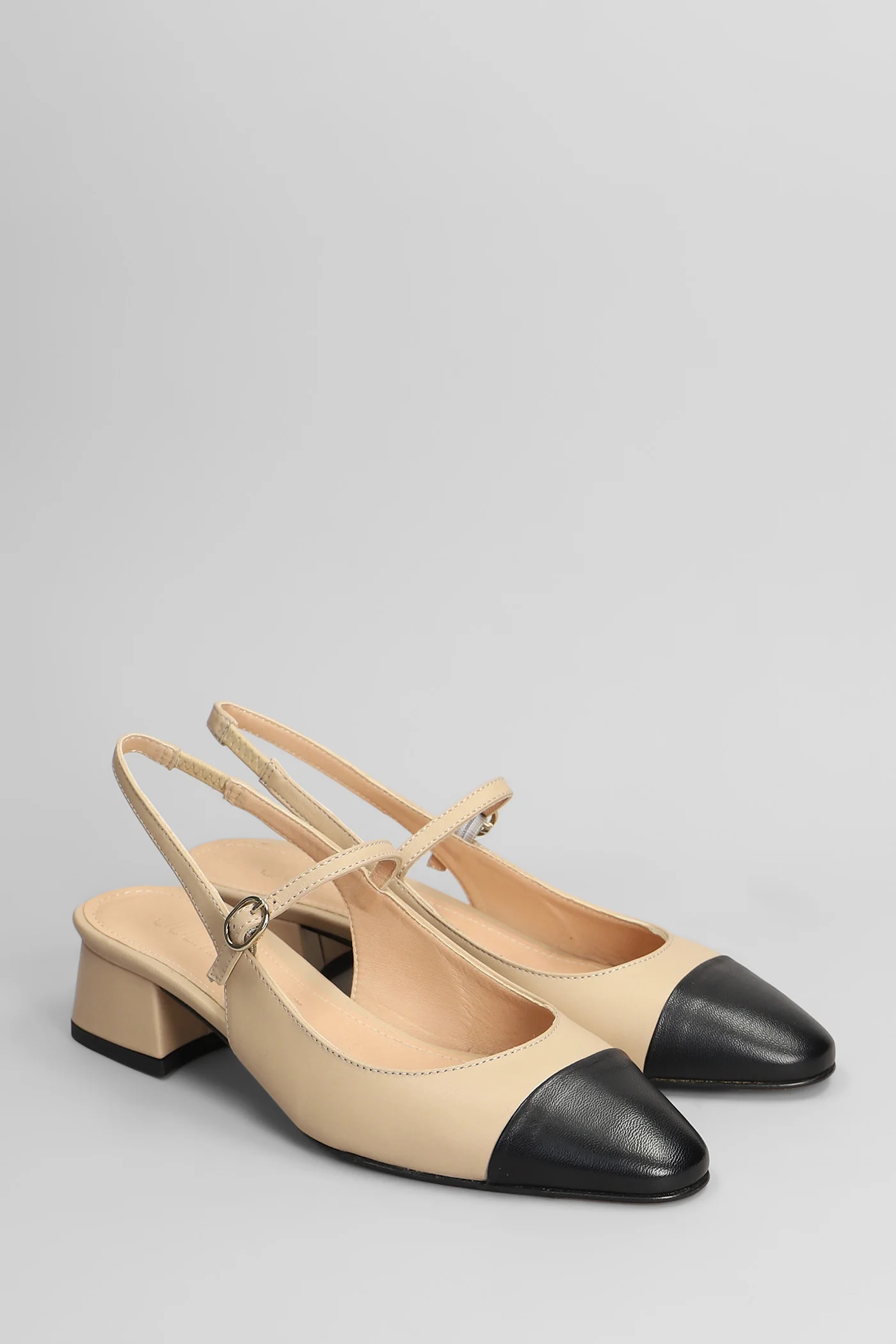 Pumps in beige leather - Image 2