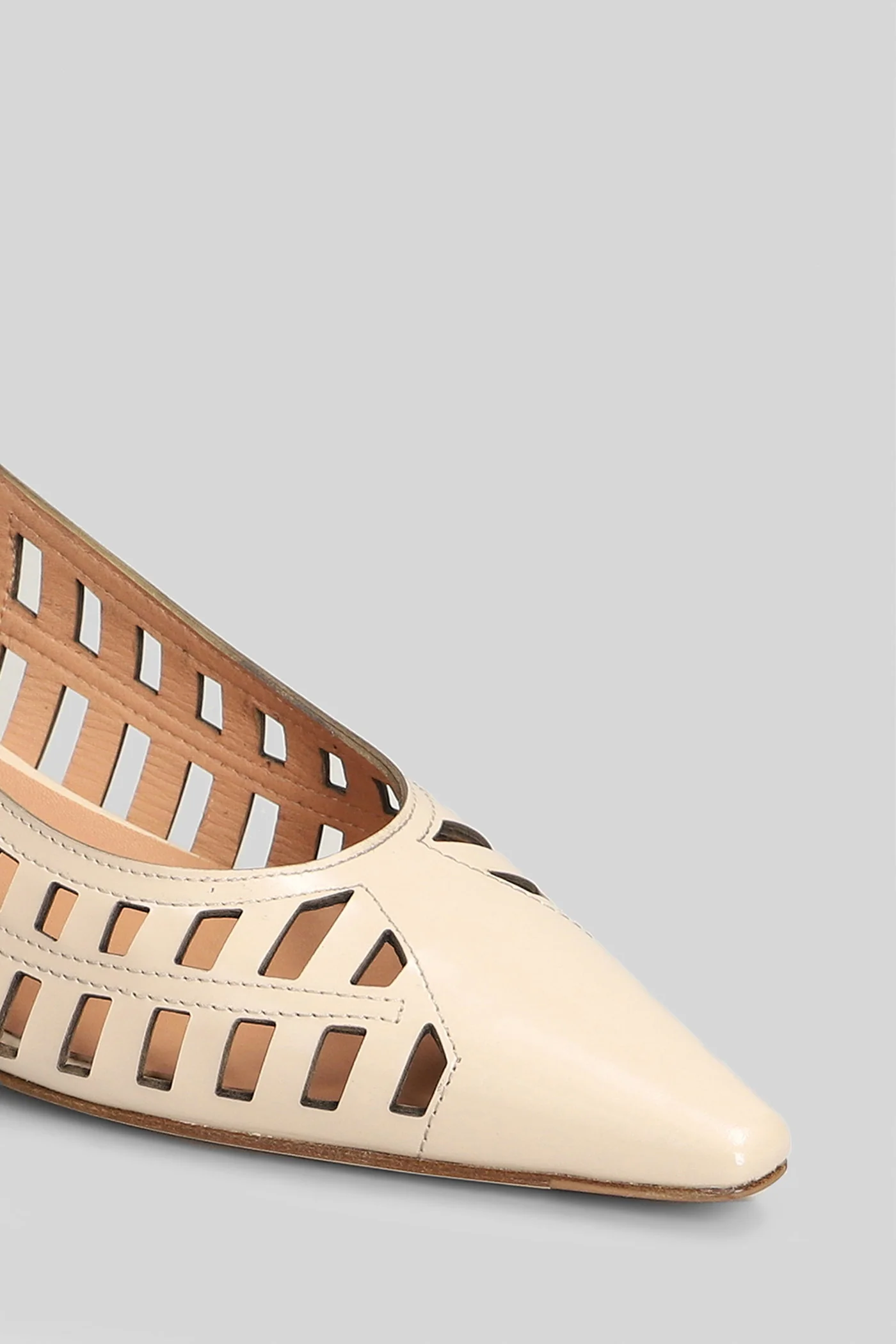 Pumps in beige leather - Image 5