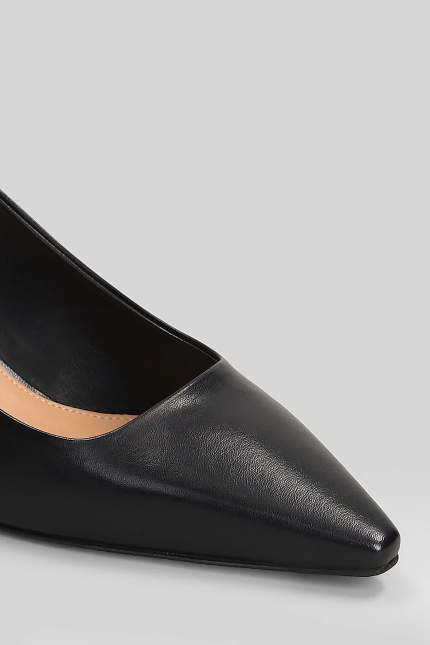 Pumps in black leather - Image 5