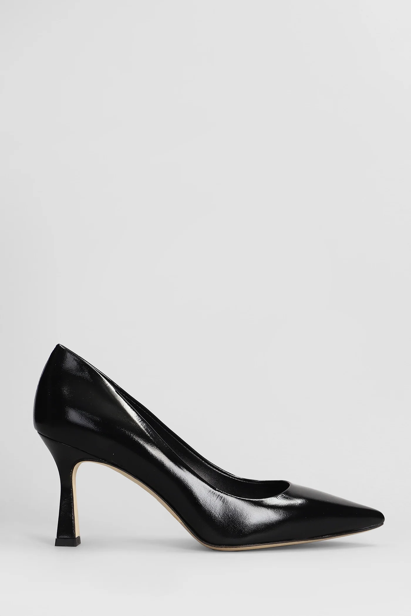 Pumps in black leather