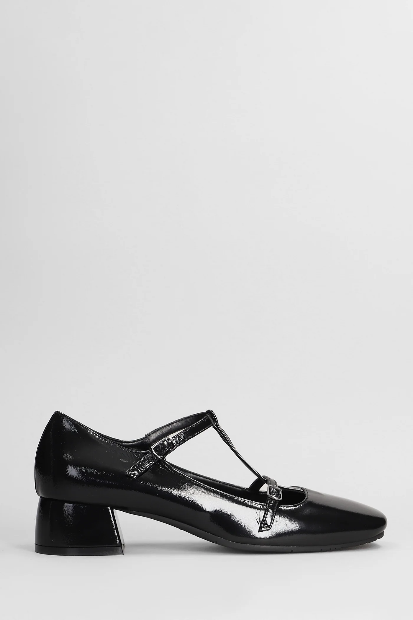 Pumps in black patent leather