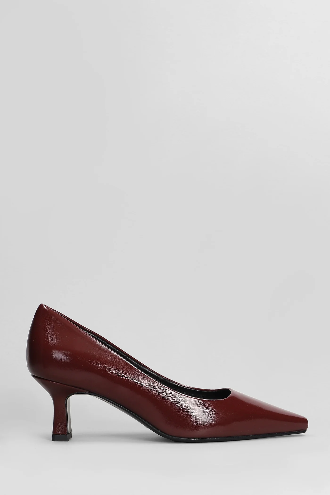 Pumps in bordeaux leather