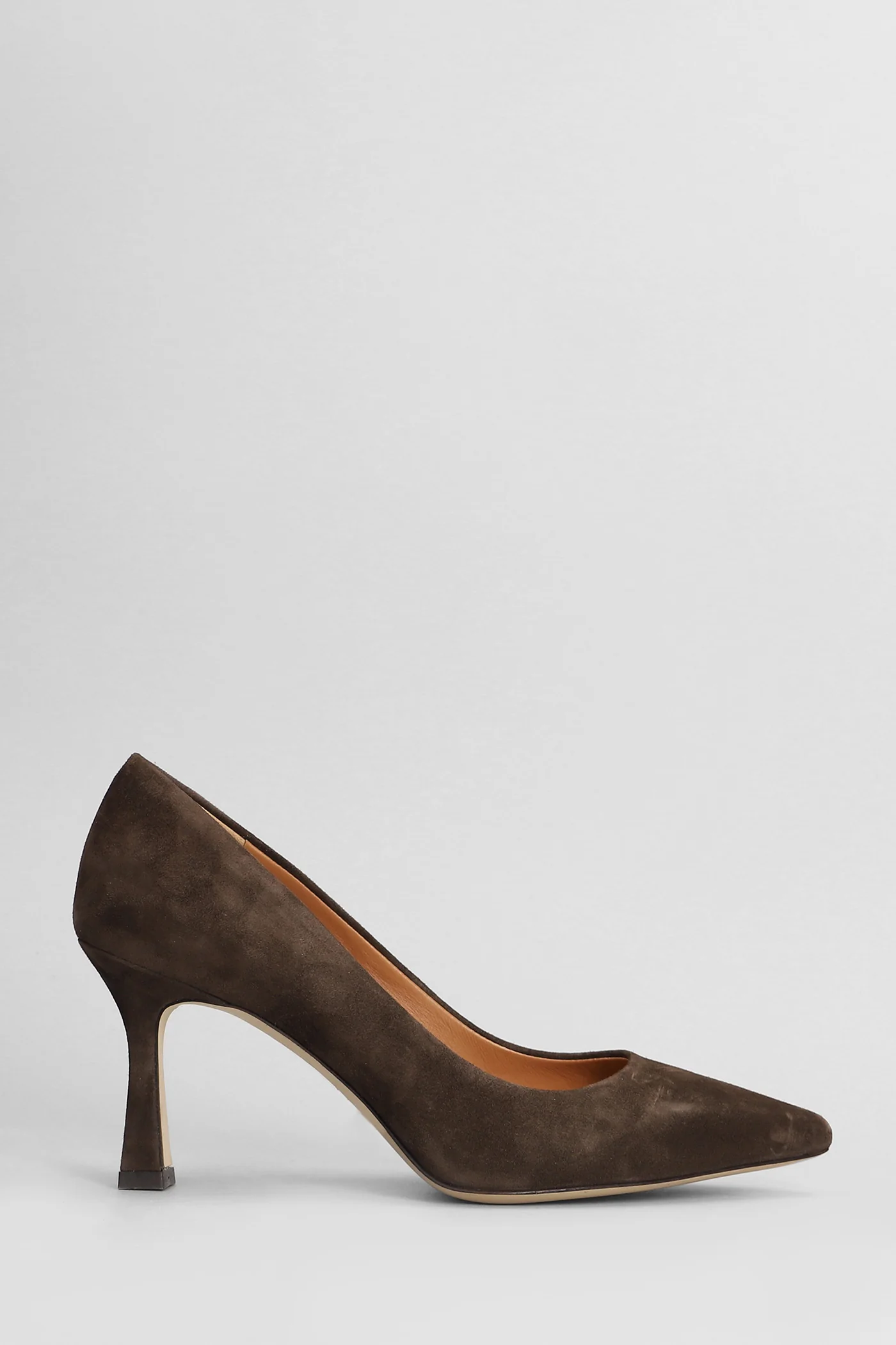 Pumps in dark brown suede