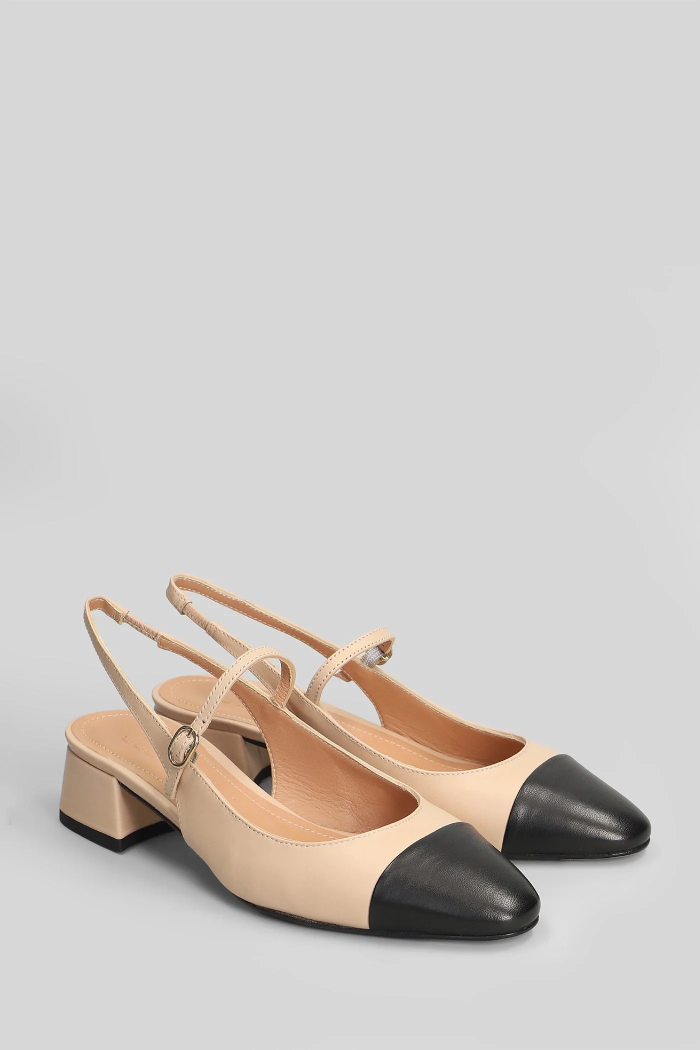 Pumps in powder leather - Image 2