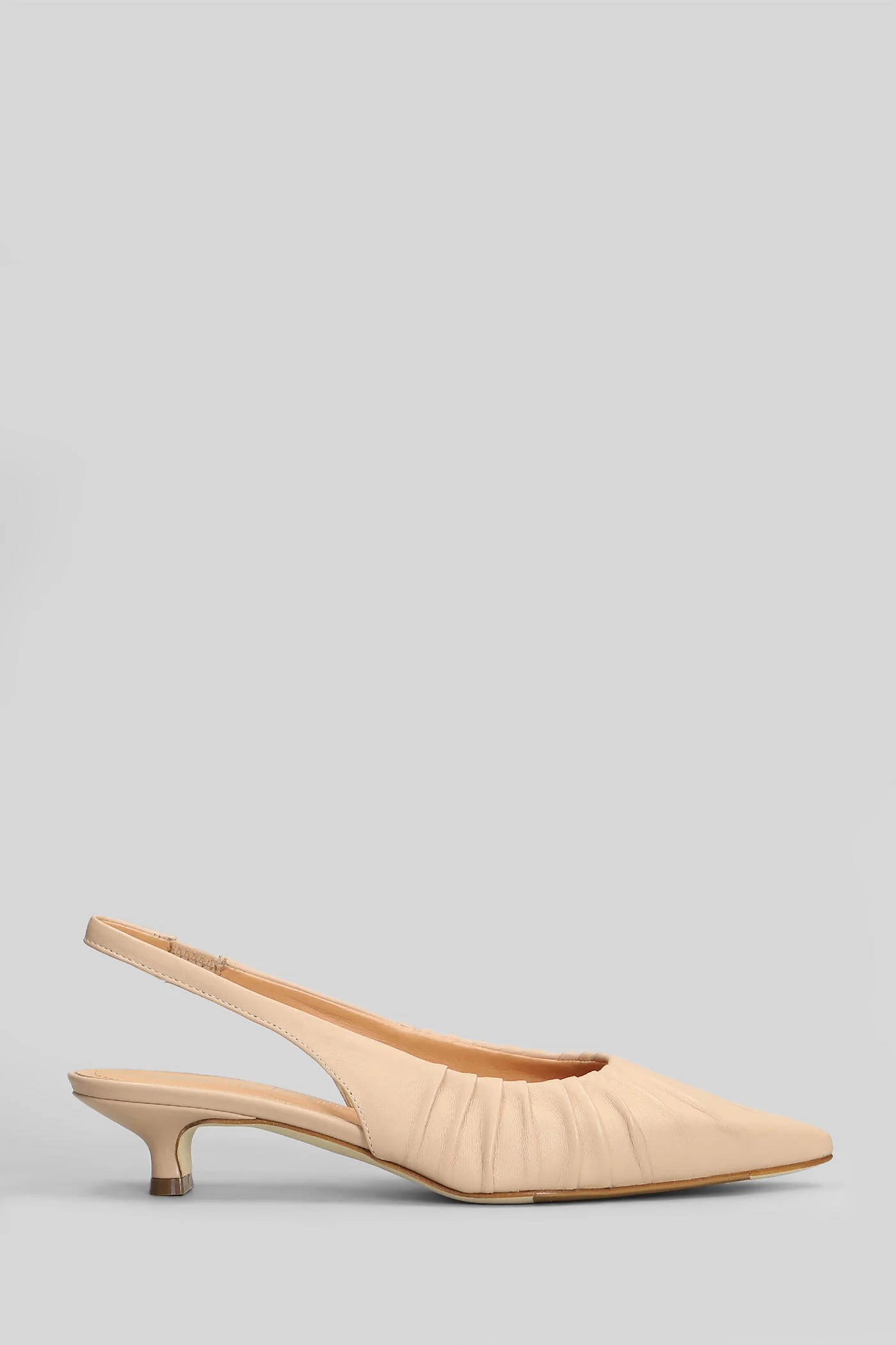 Pumps in powder leather