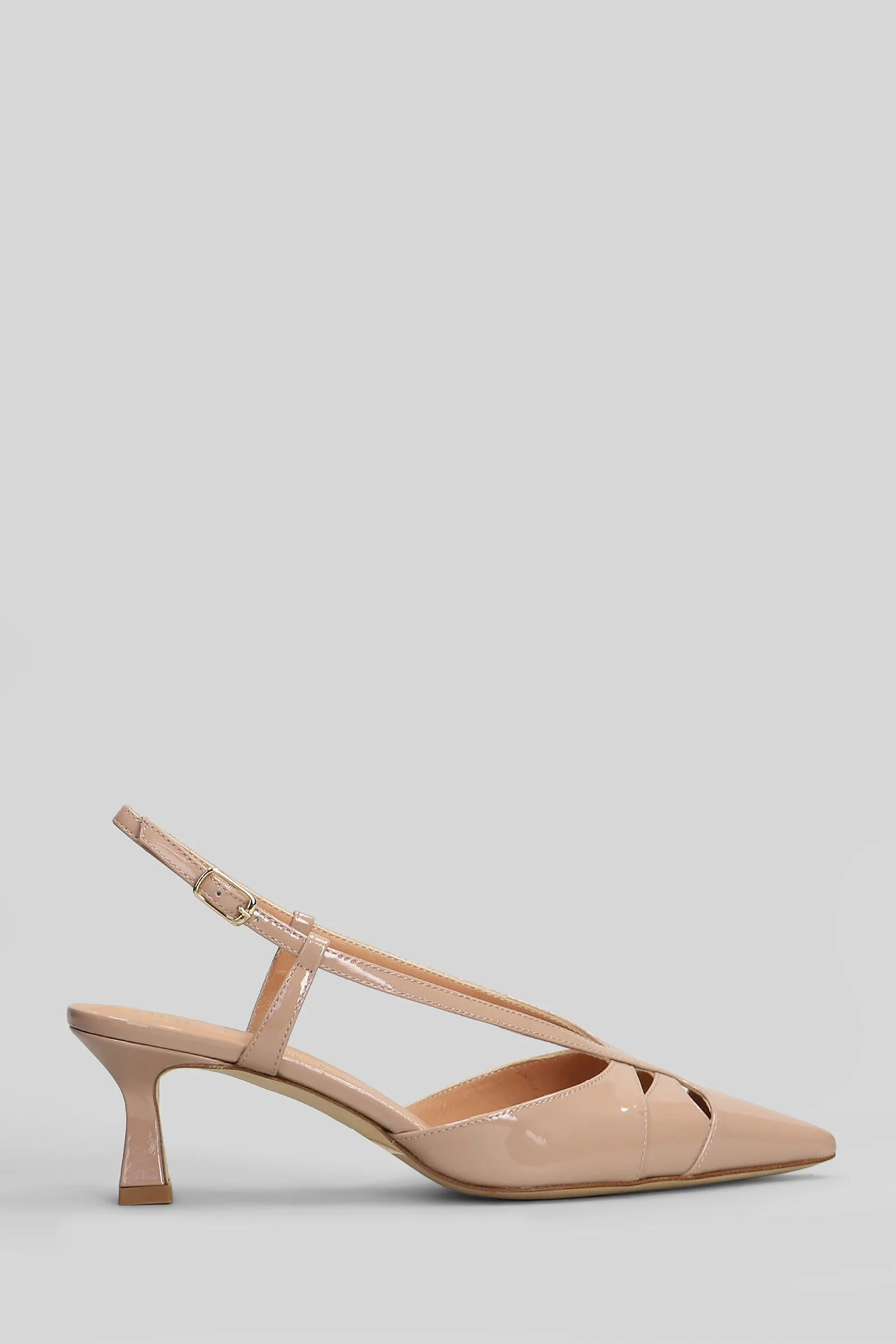 Pumps in powder patent leather