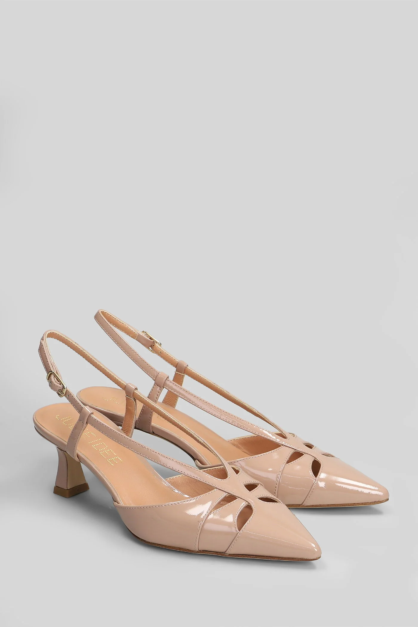Pumps in powder patent leather - Image 2