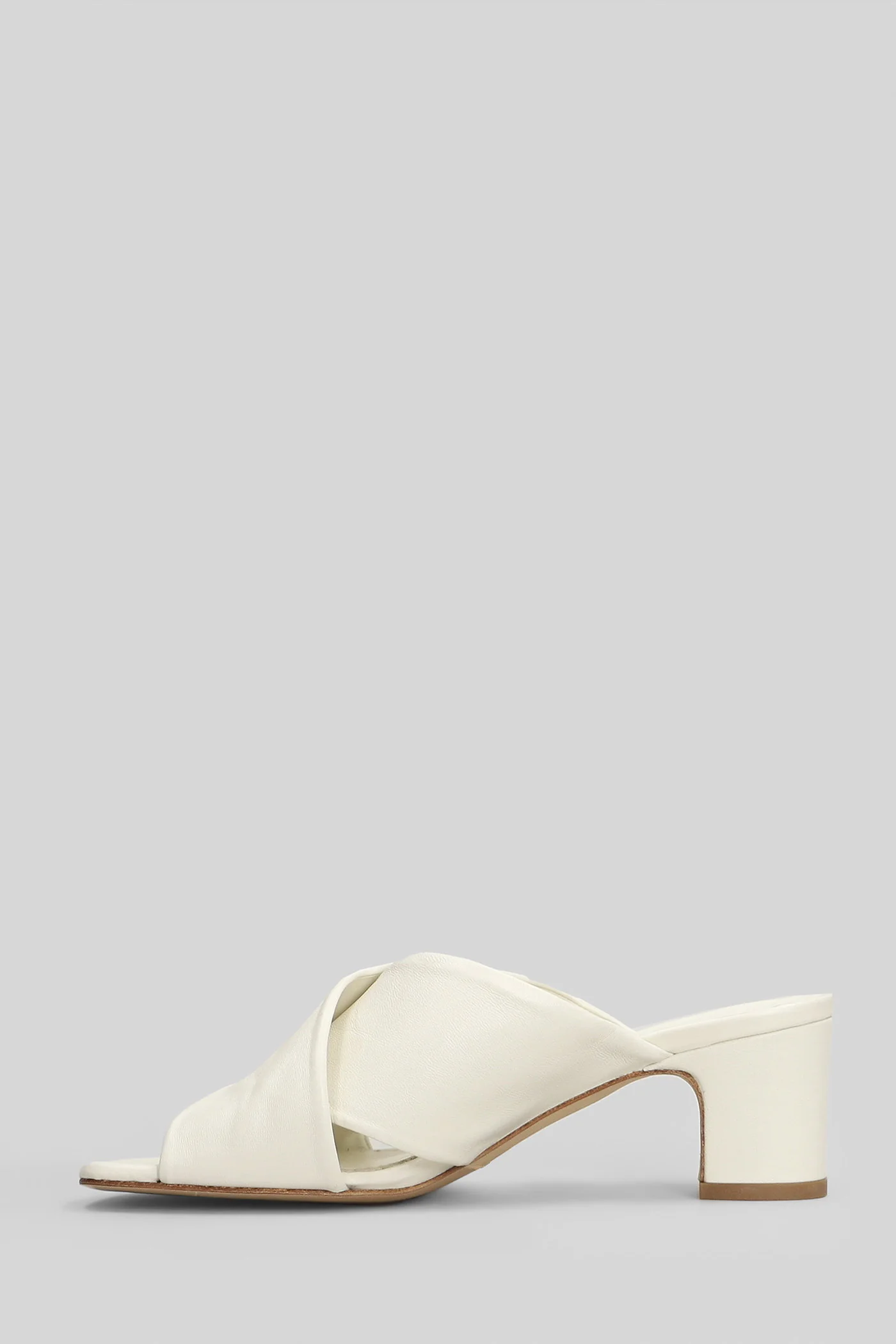 Sandals in beige leather - Image 3
