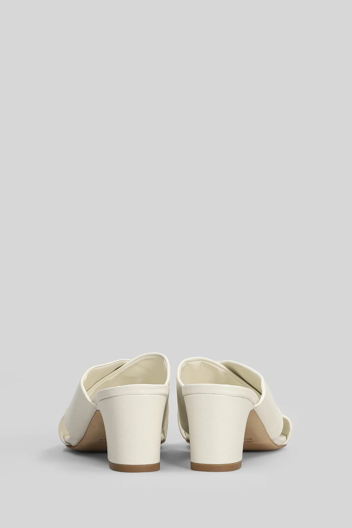 Sandals in beige leather - Image 4