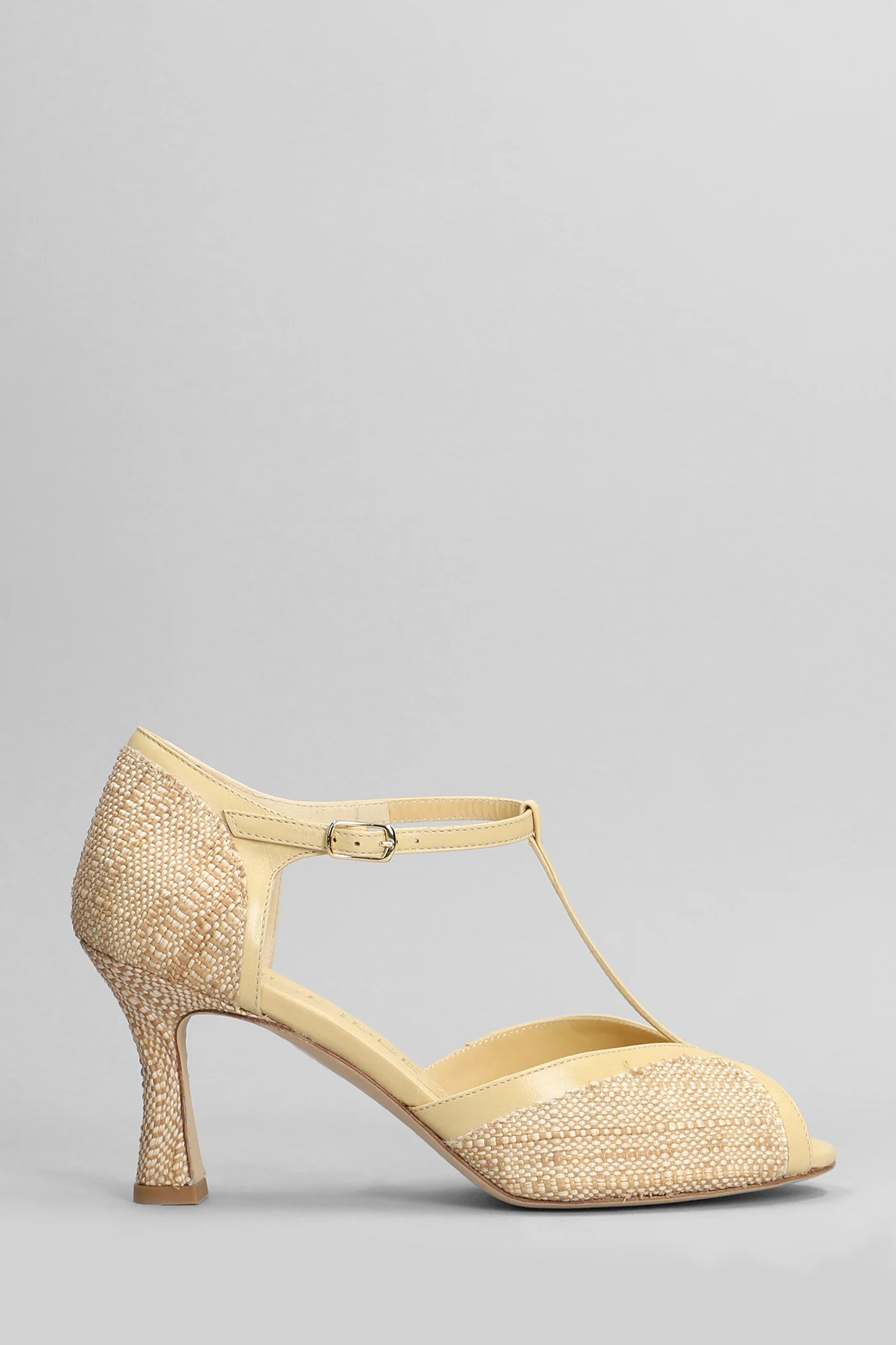 Sandals in beige raffia