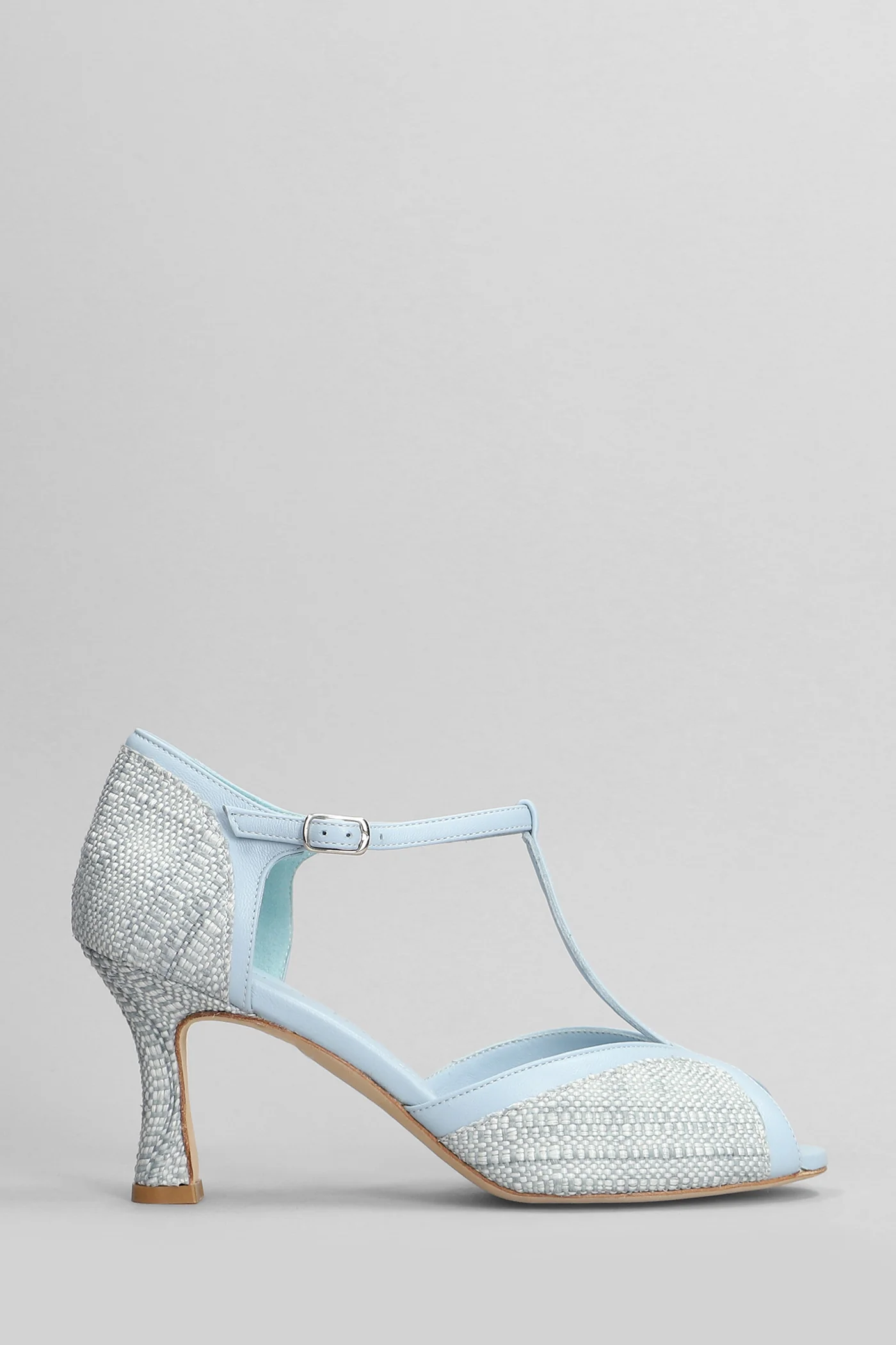 Sandals in cyan raffia