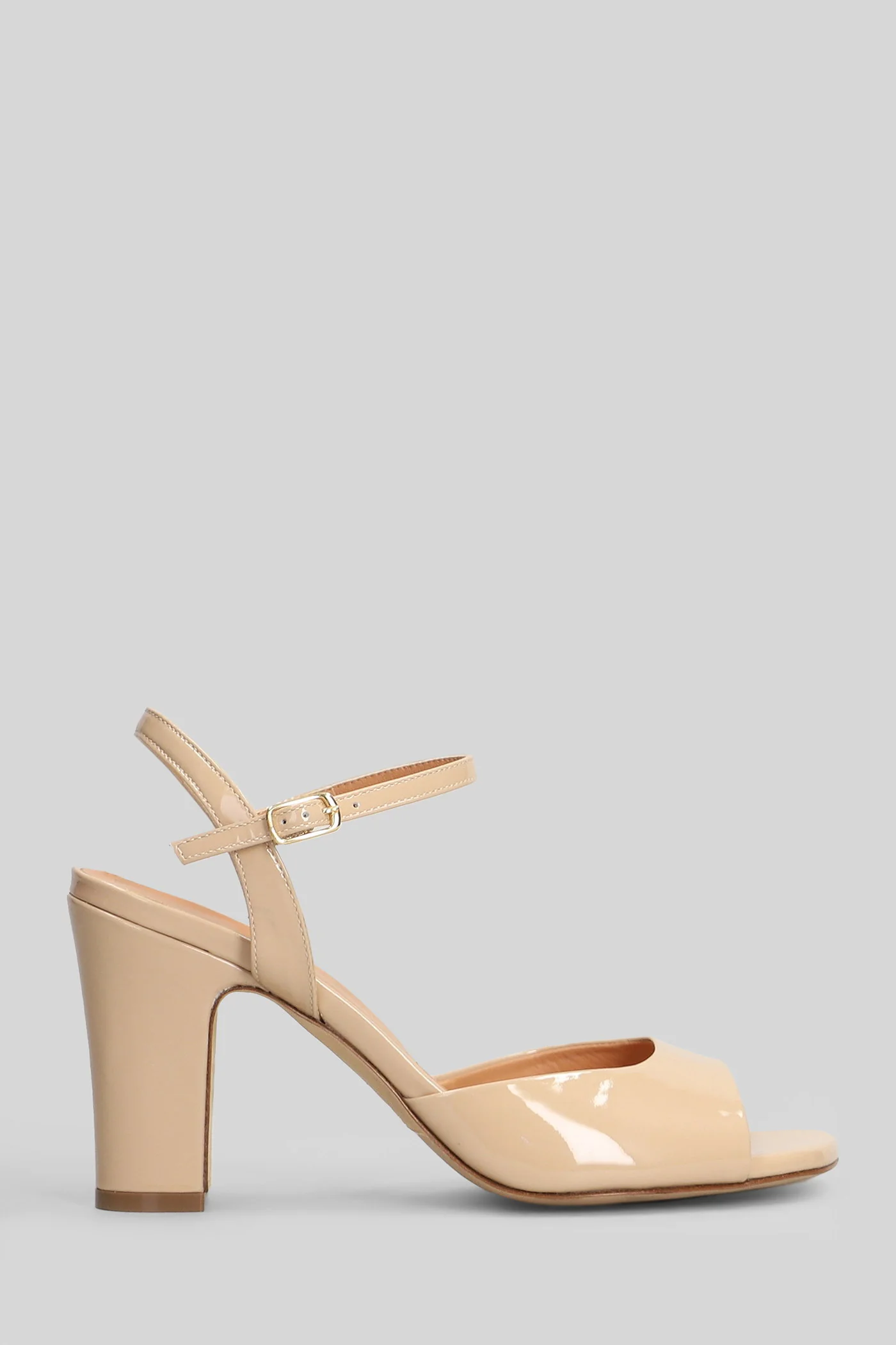 Sandals in powder patent leather