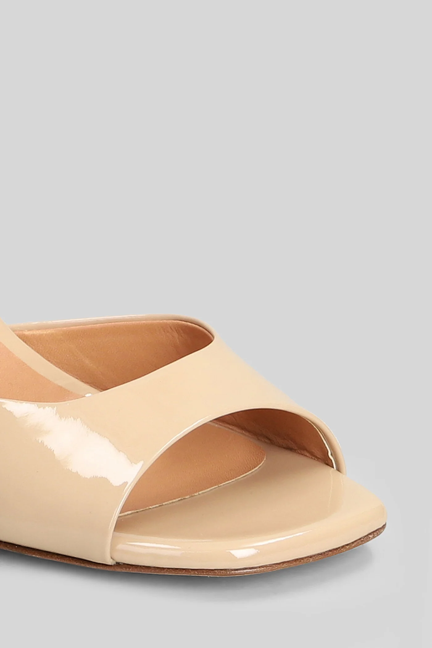 Sandals in powder patent leather - Image 5