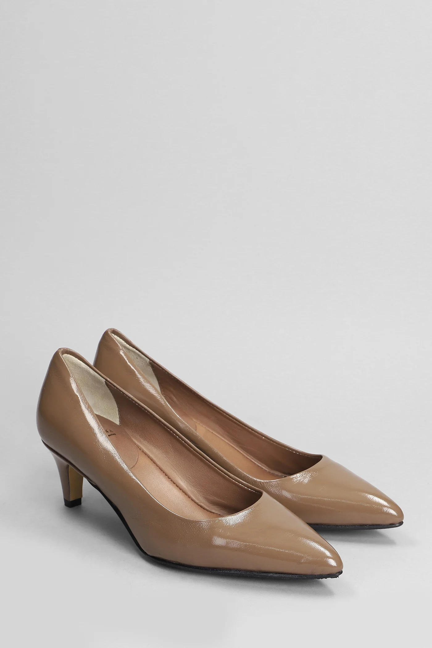 Pumps in taupe leather - Image 2