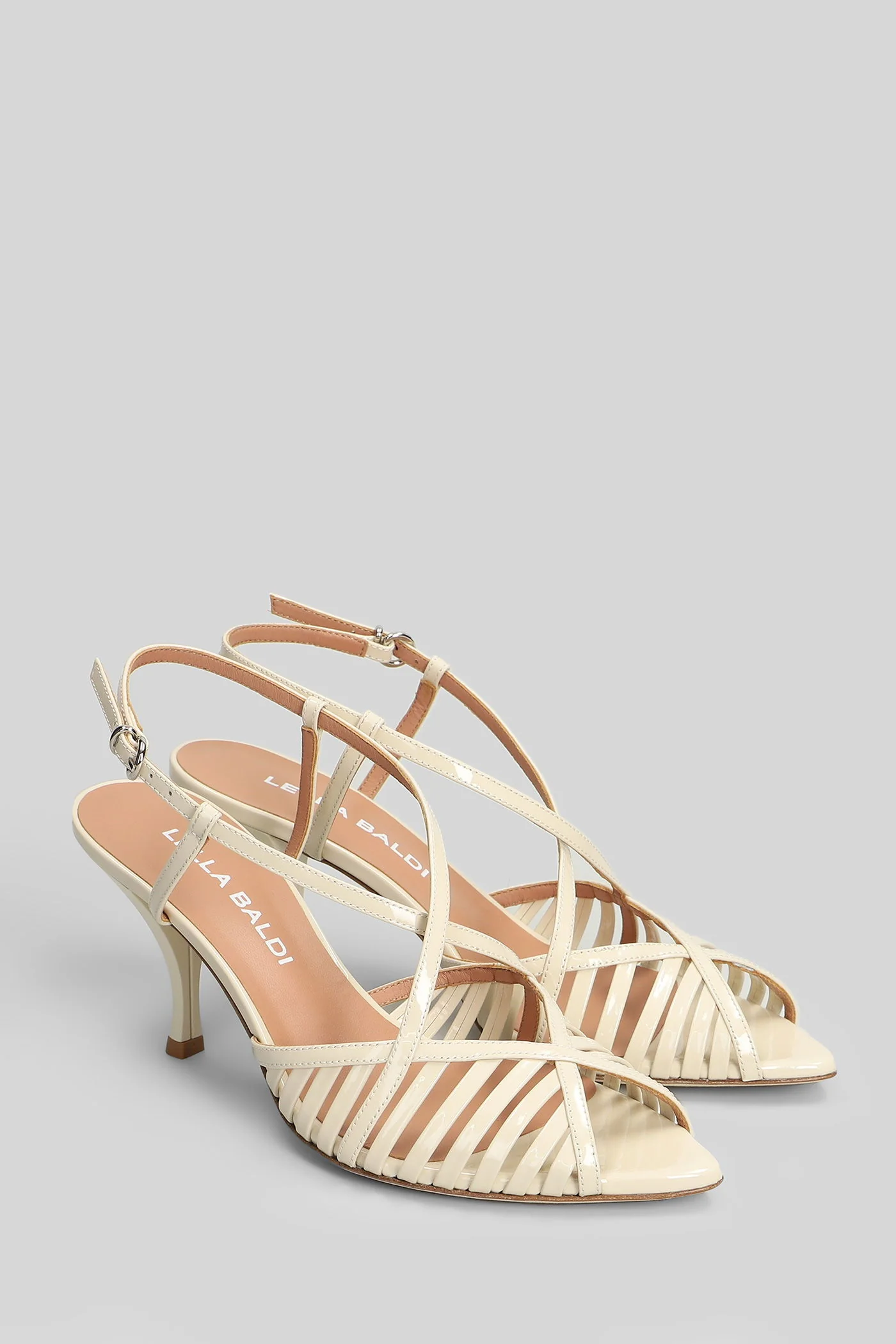 Sandals in beige patent leather - Image 17