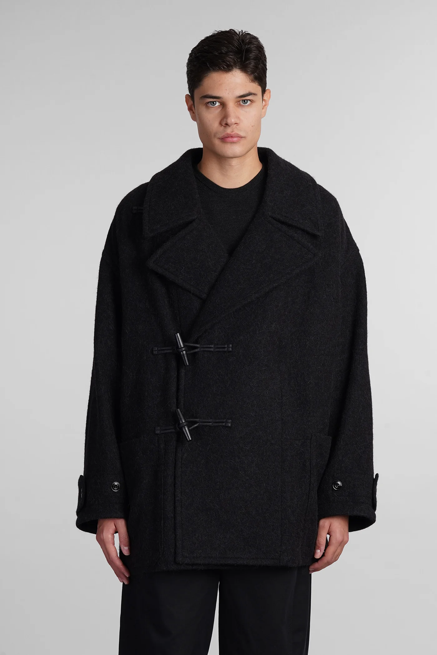 Coat in black wool