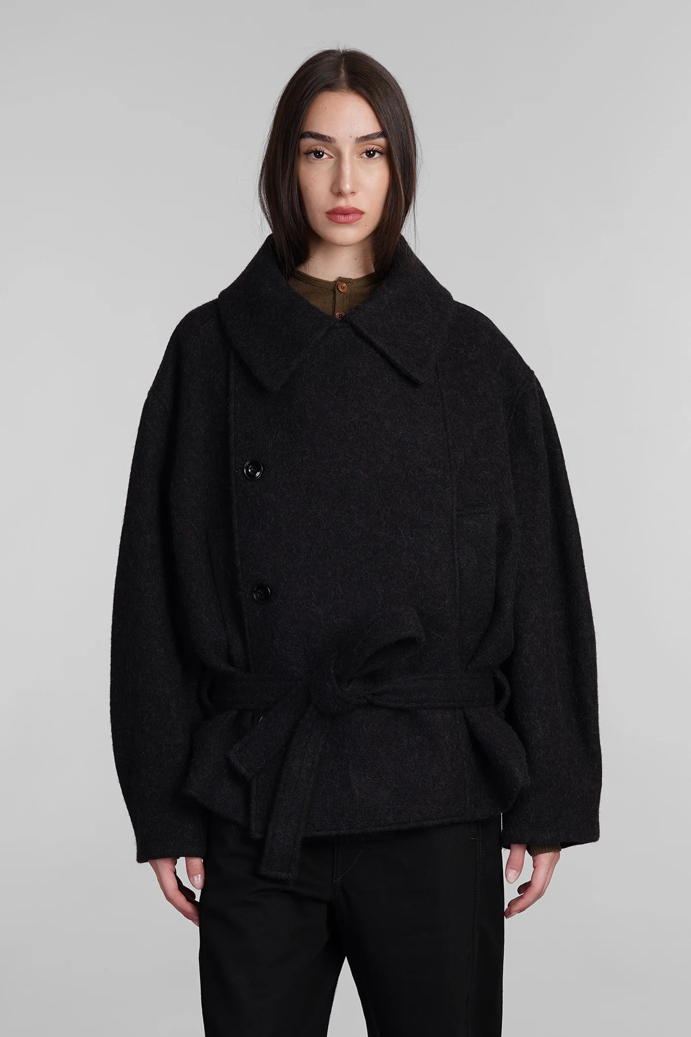 Coat in black wool