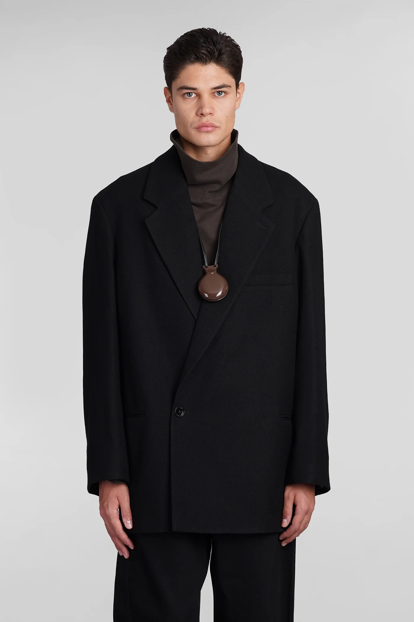 Coat in black wool