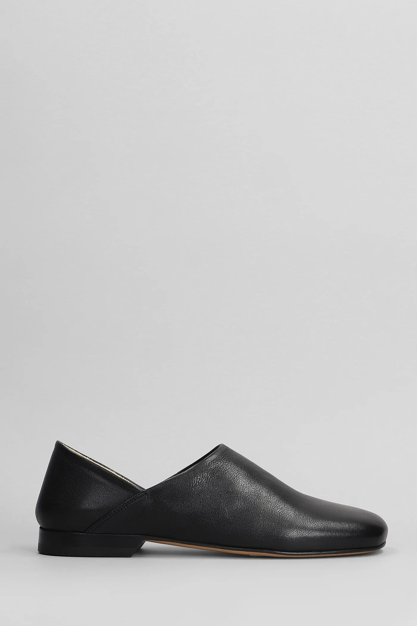 Loafers in black leather