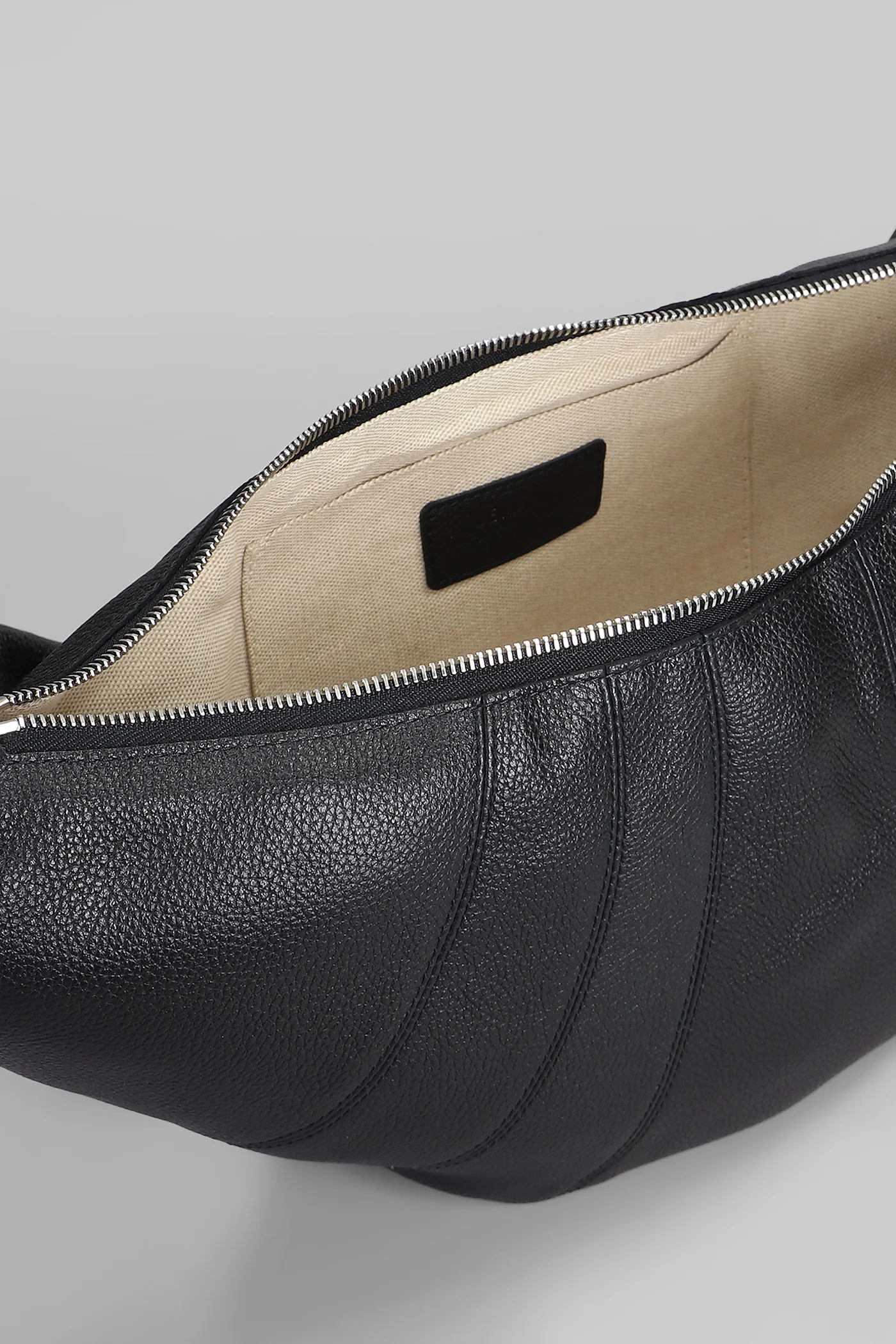 Medium croissant Shoulder bag in black leather - Image 4