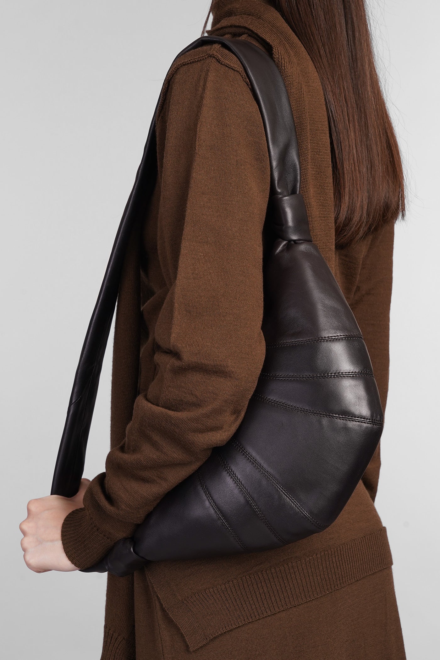 Small croissant Shoulder bag in brown leather - Image 5