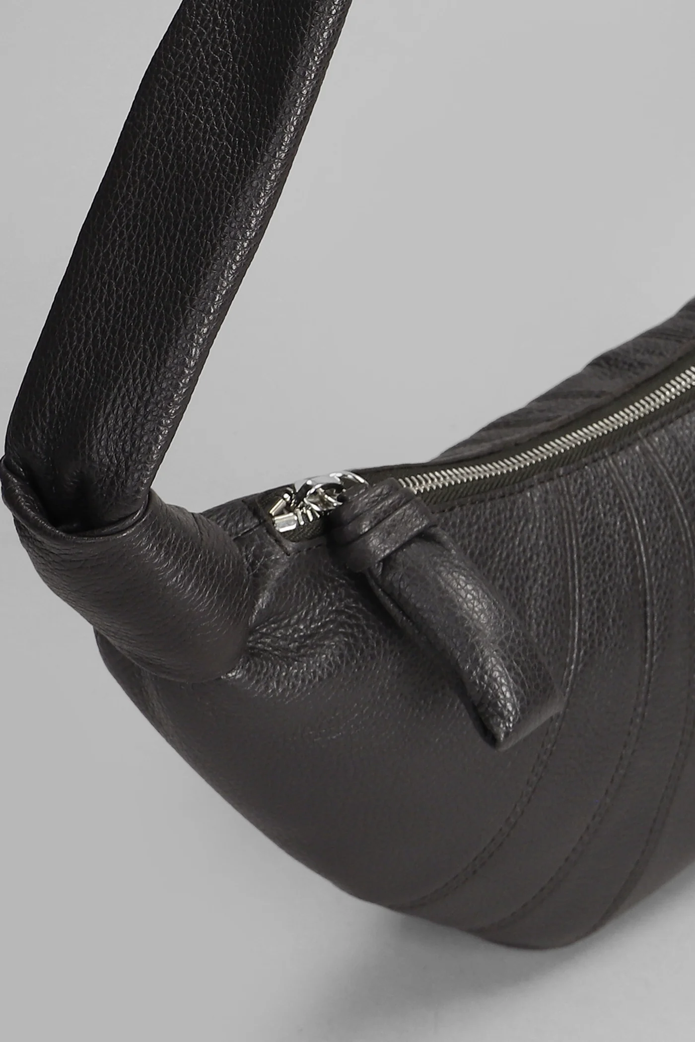 Small croissant Shoulder bag in brown leather - Image 4