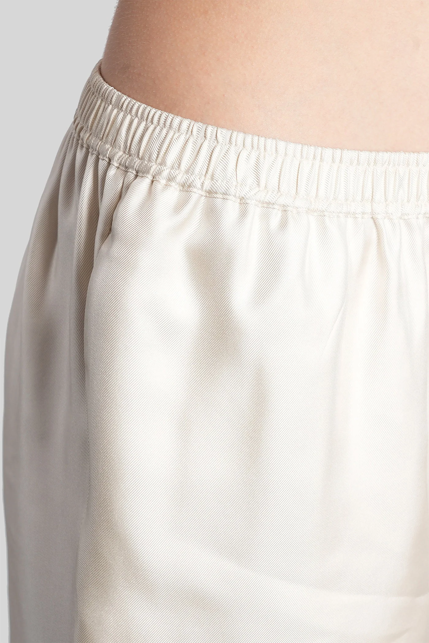 Zinia lds Shorts in beige silk - Image 5