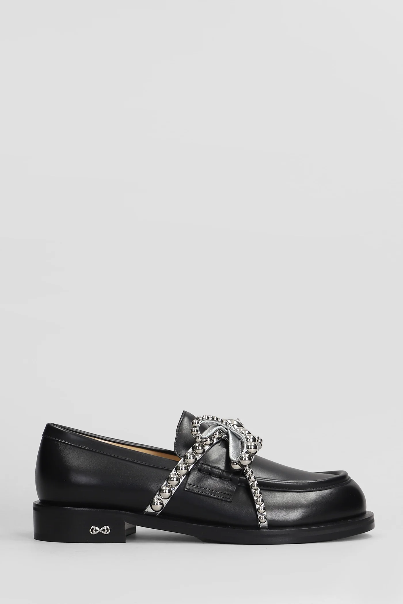 Loafers in black leather