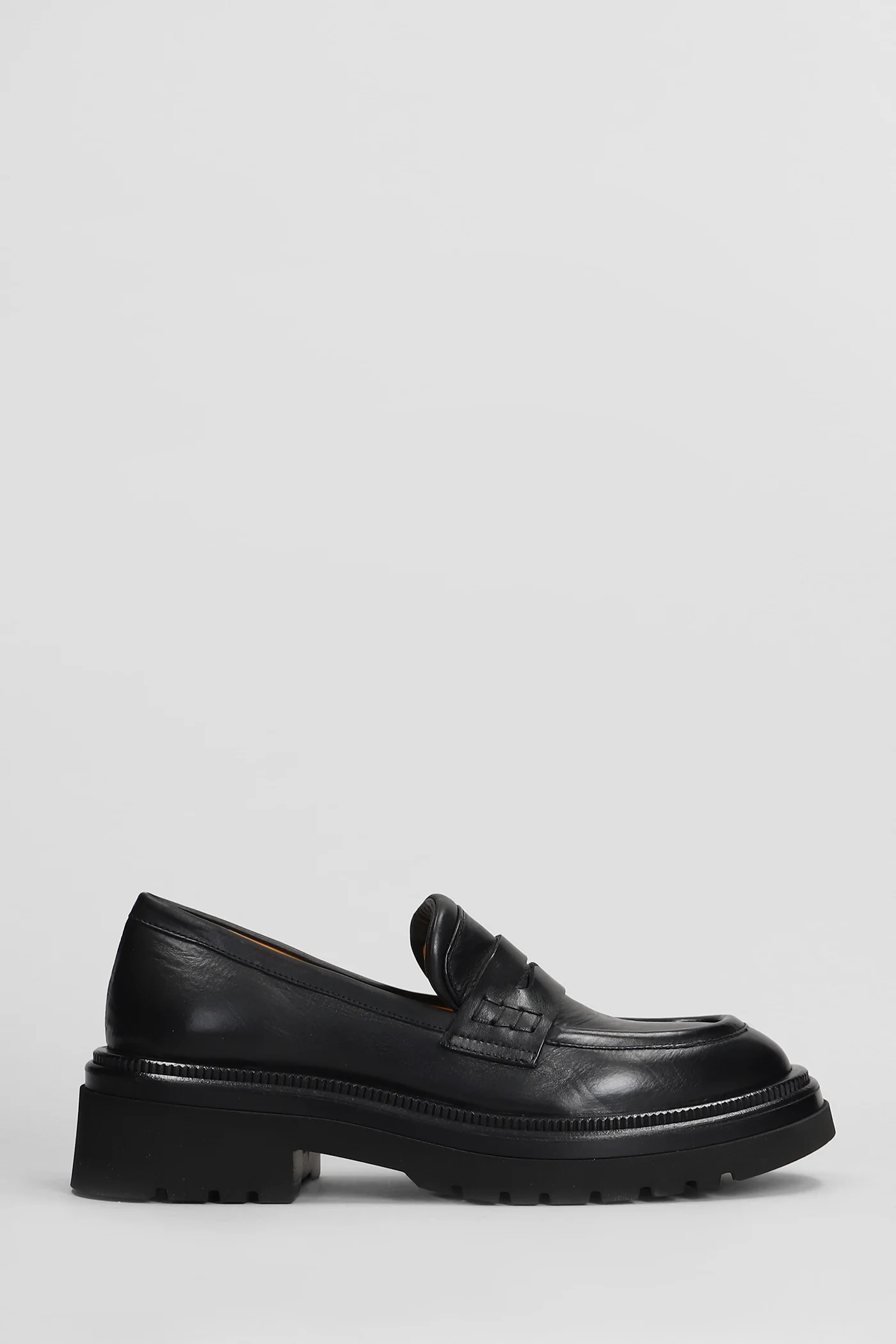 Loafers in black leather