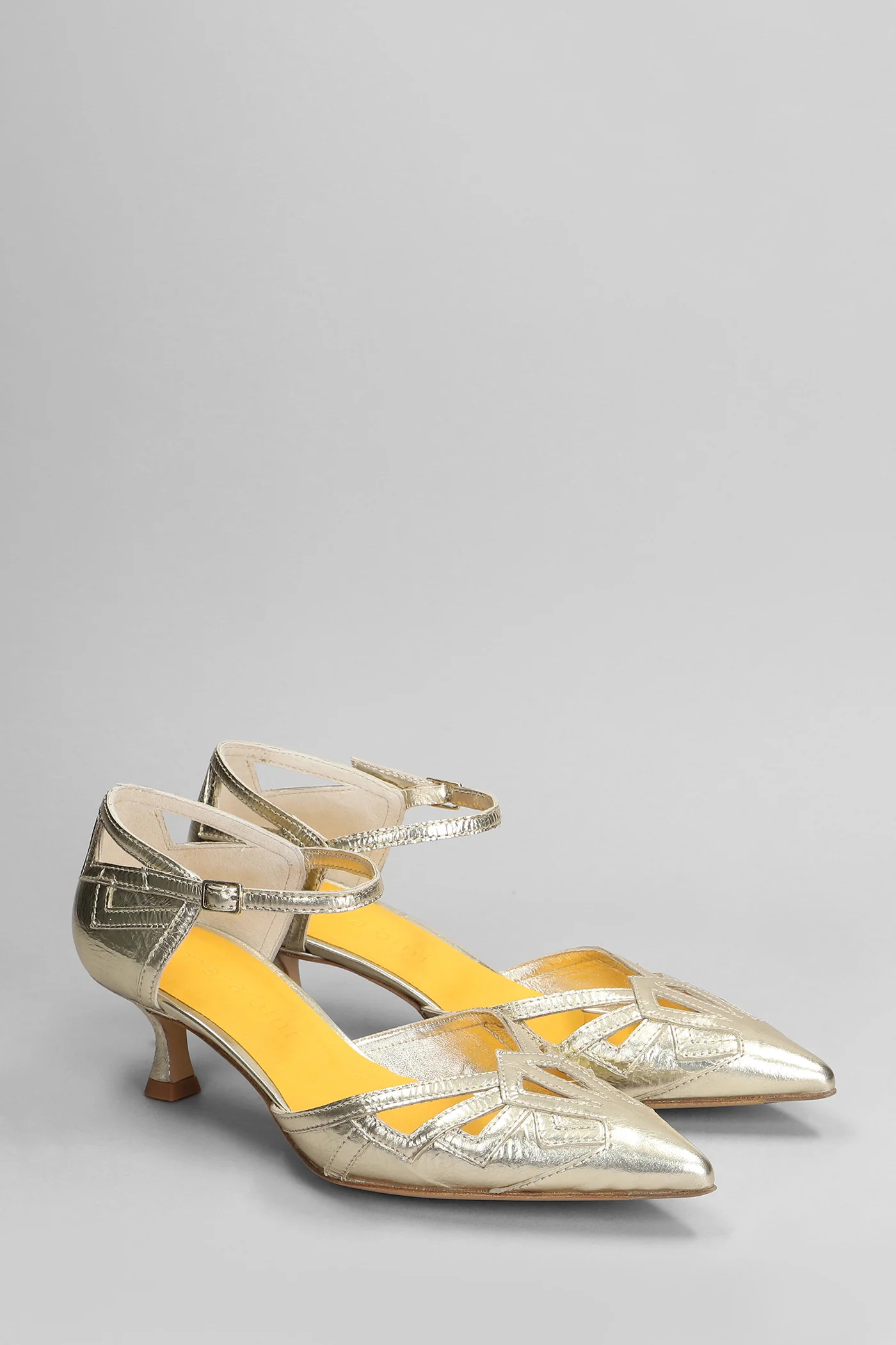 Pumps in platinum leather - Image 2
