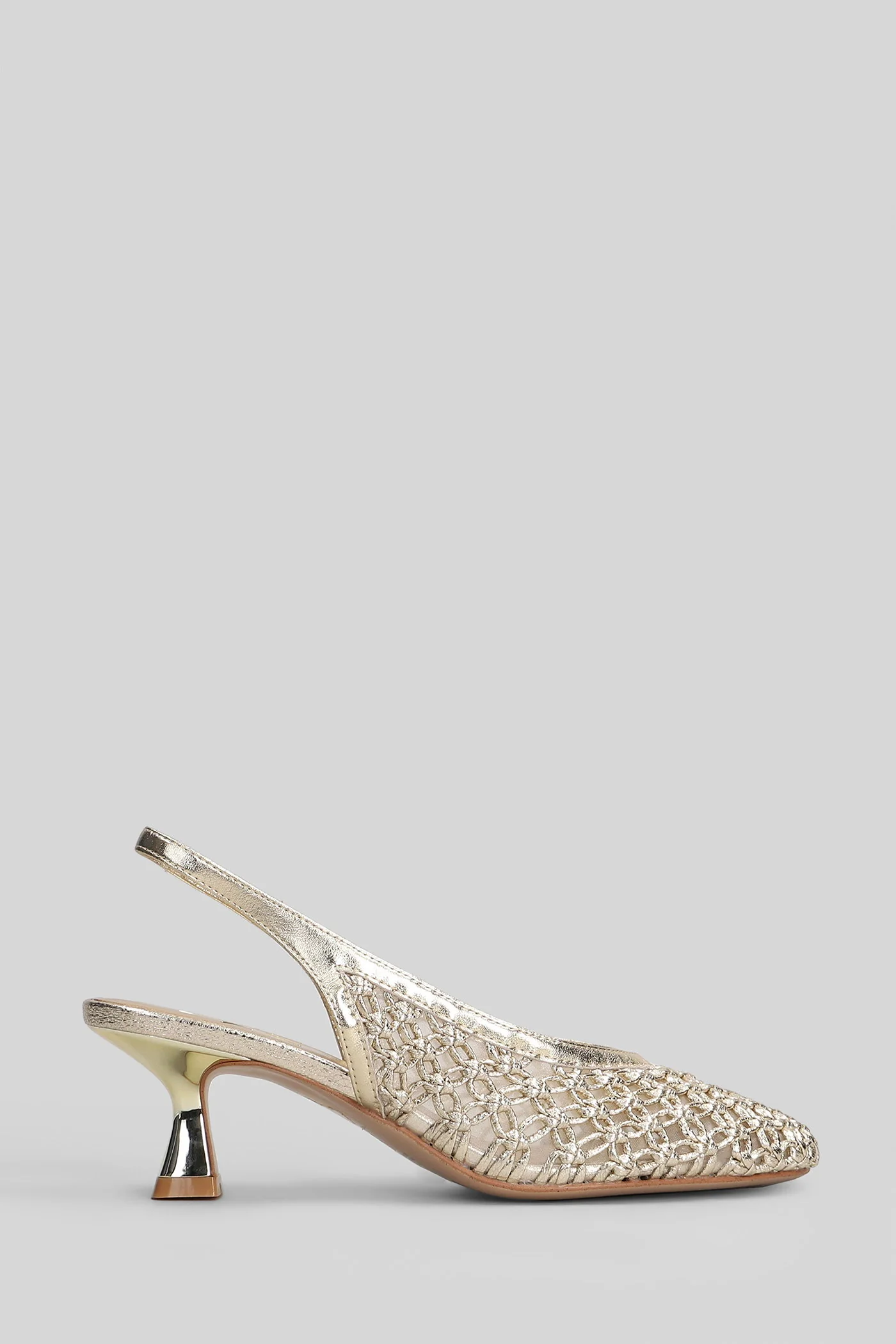Pumps in gold leather