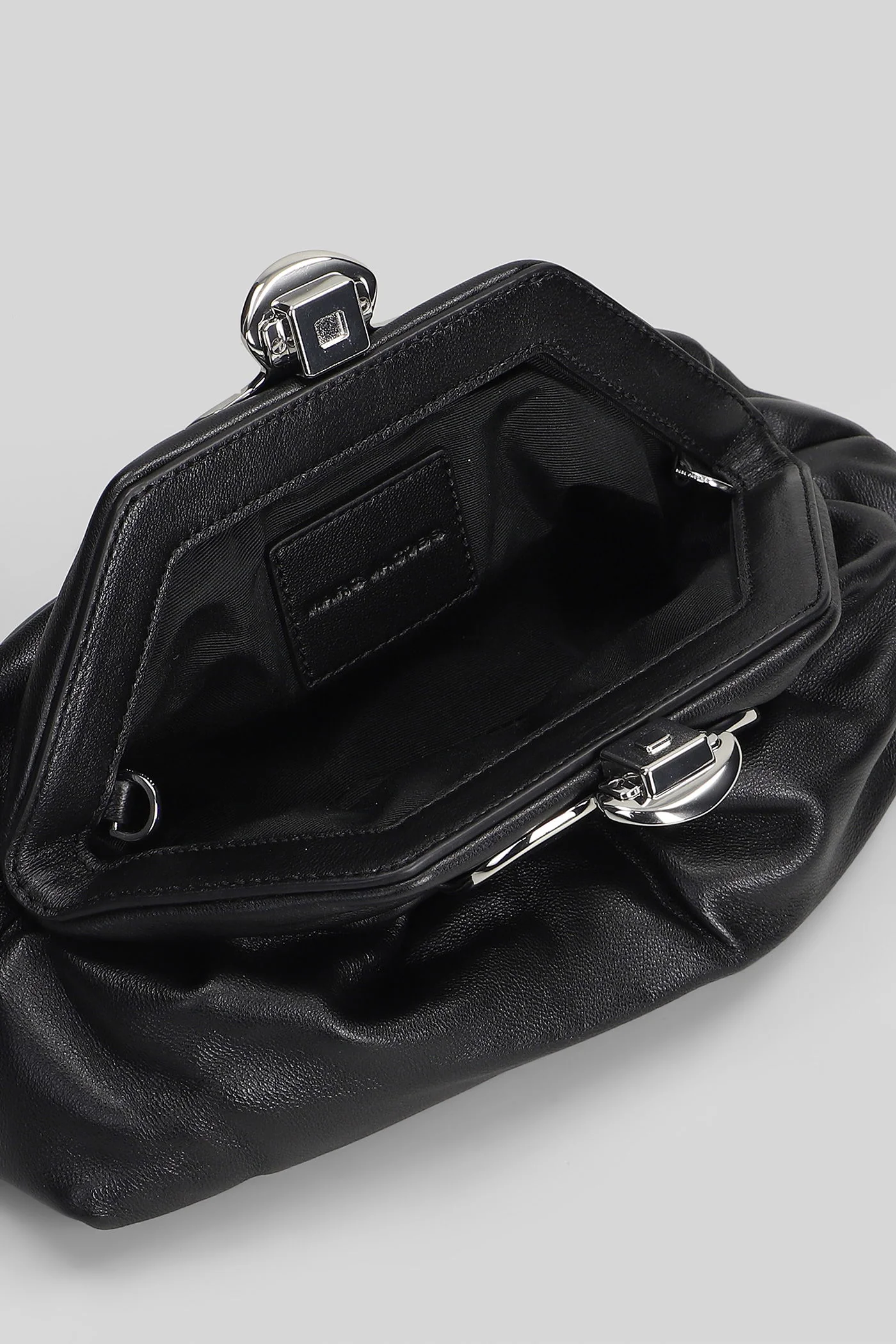 The small claw clip Clutch in black leather - Image 8