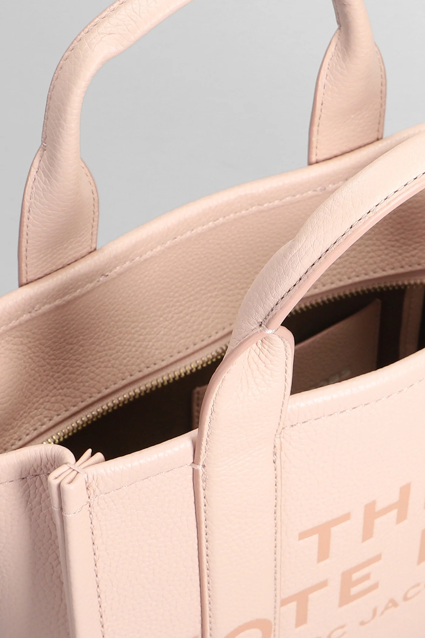 The small tote Tote in powder leather - Image 4
